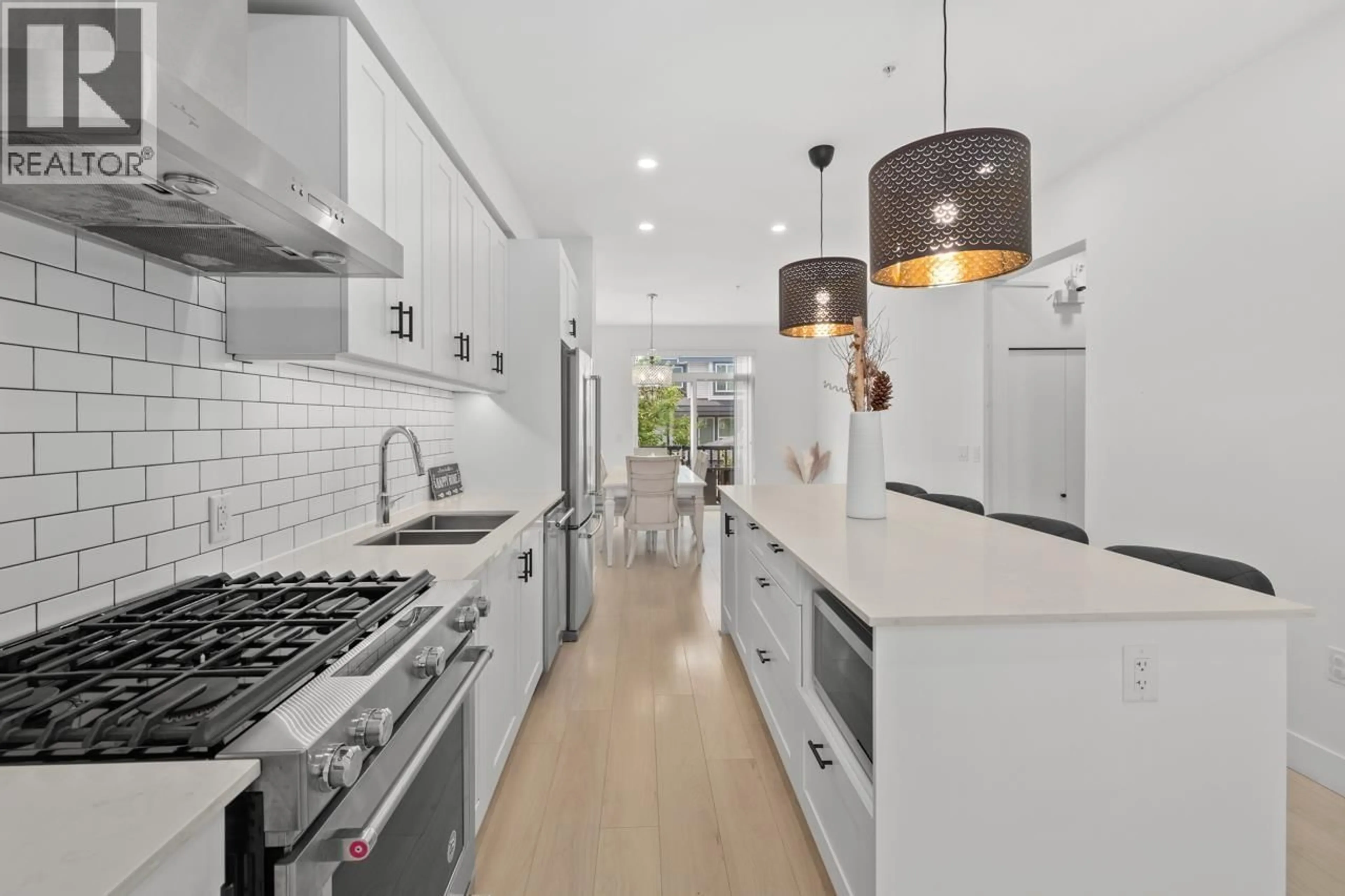 Open concept kitchen, ceramic/tile floor for 11 - 24021 110 AVENUE, Maple Ridge British Columbia V2W0J9