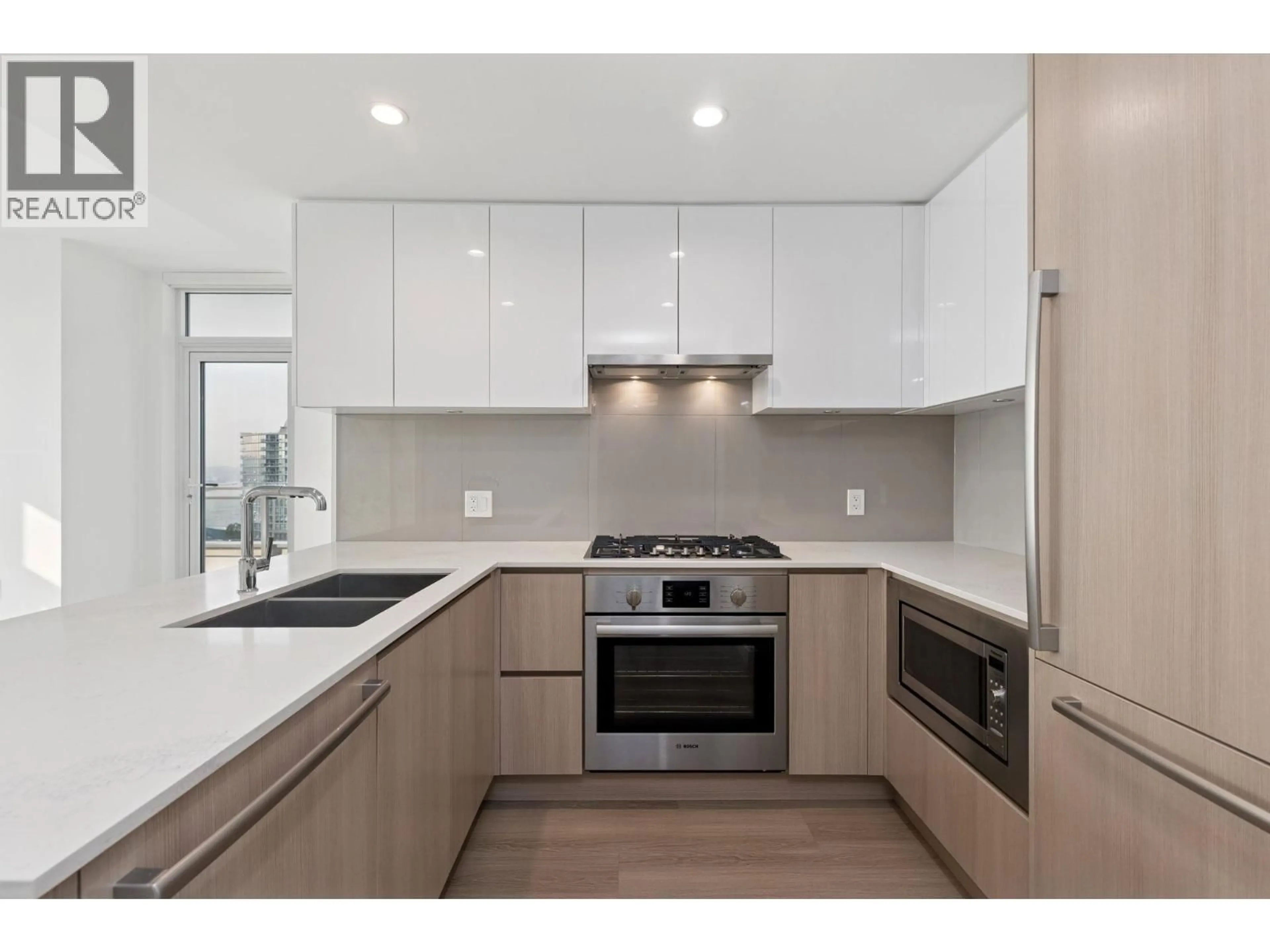 Standard kitchen, wood/laminate floor for 710 - 618 CARNARVON STREET, New Westminster British Columbia V3M0N9