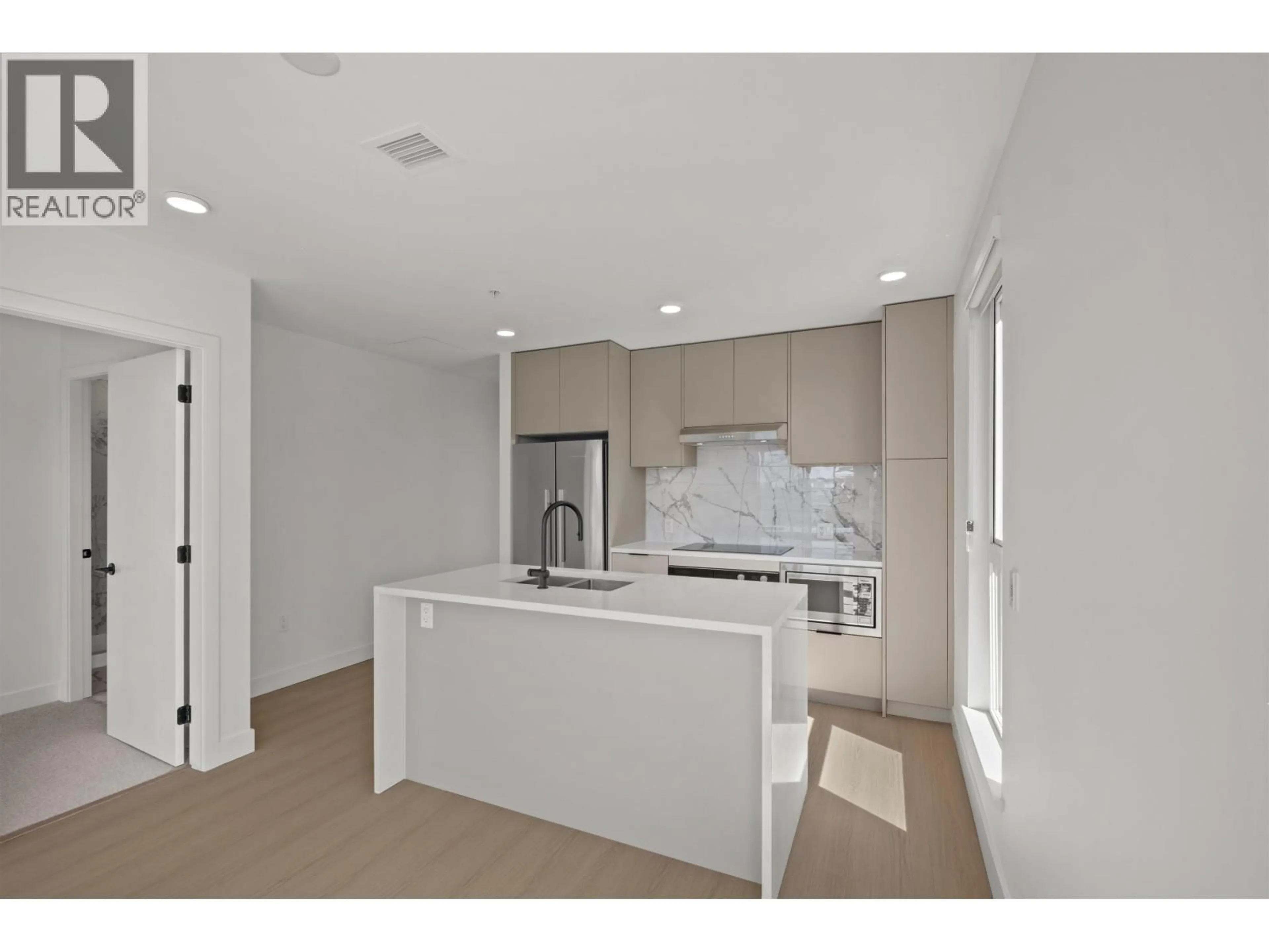 Open concept kitchen, unknown for 411 - 422 3RD STREET, North Vancouver British Columbia V7L0K1