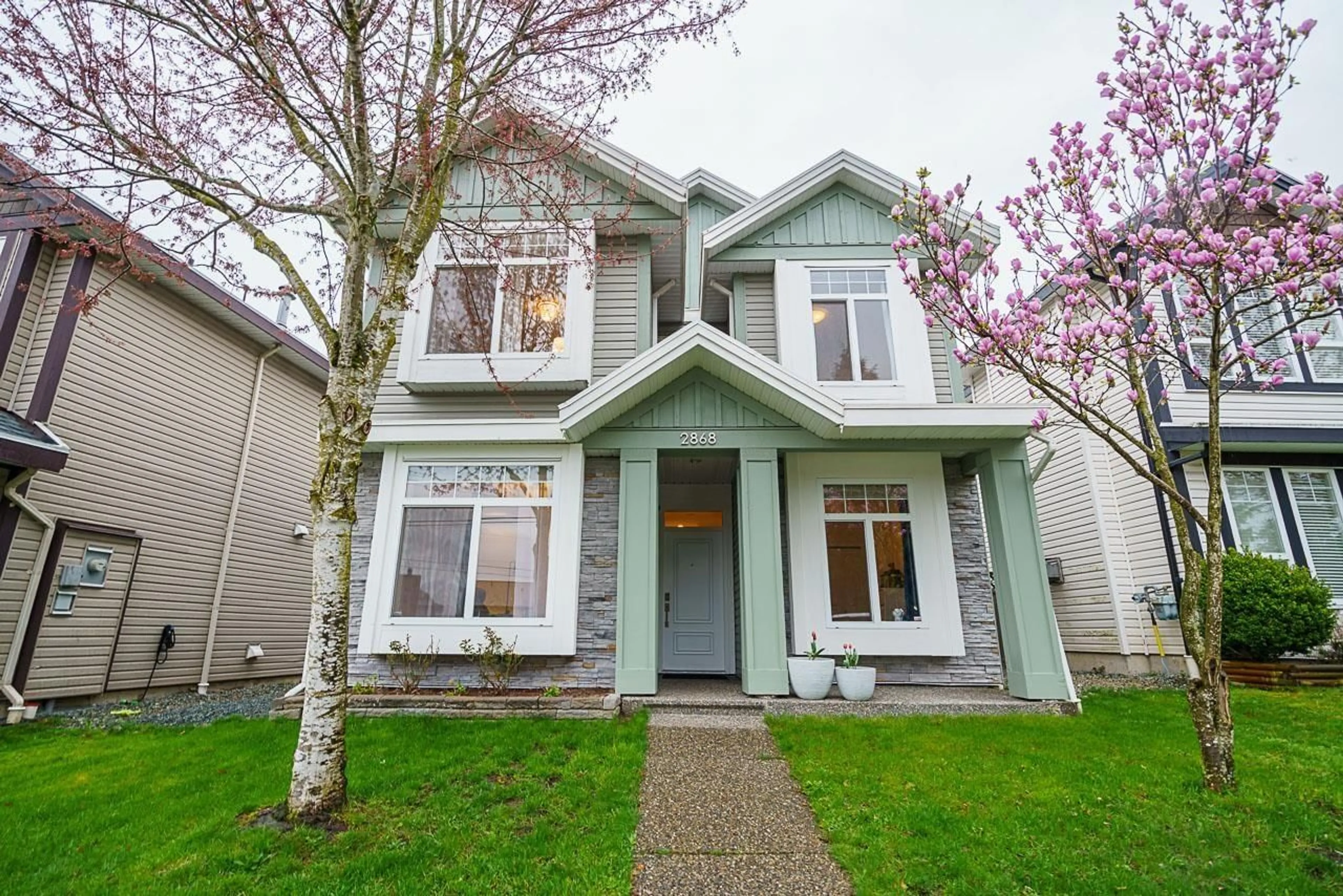Home with vinyl exterior material, street for 2868 STATION, Abbotsford British Columbia V4X0A4