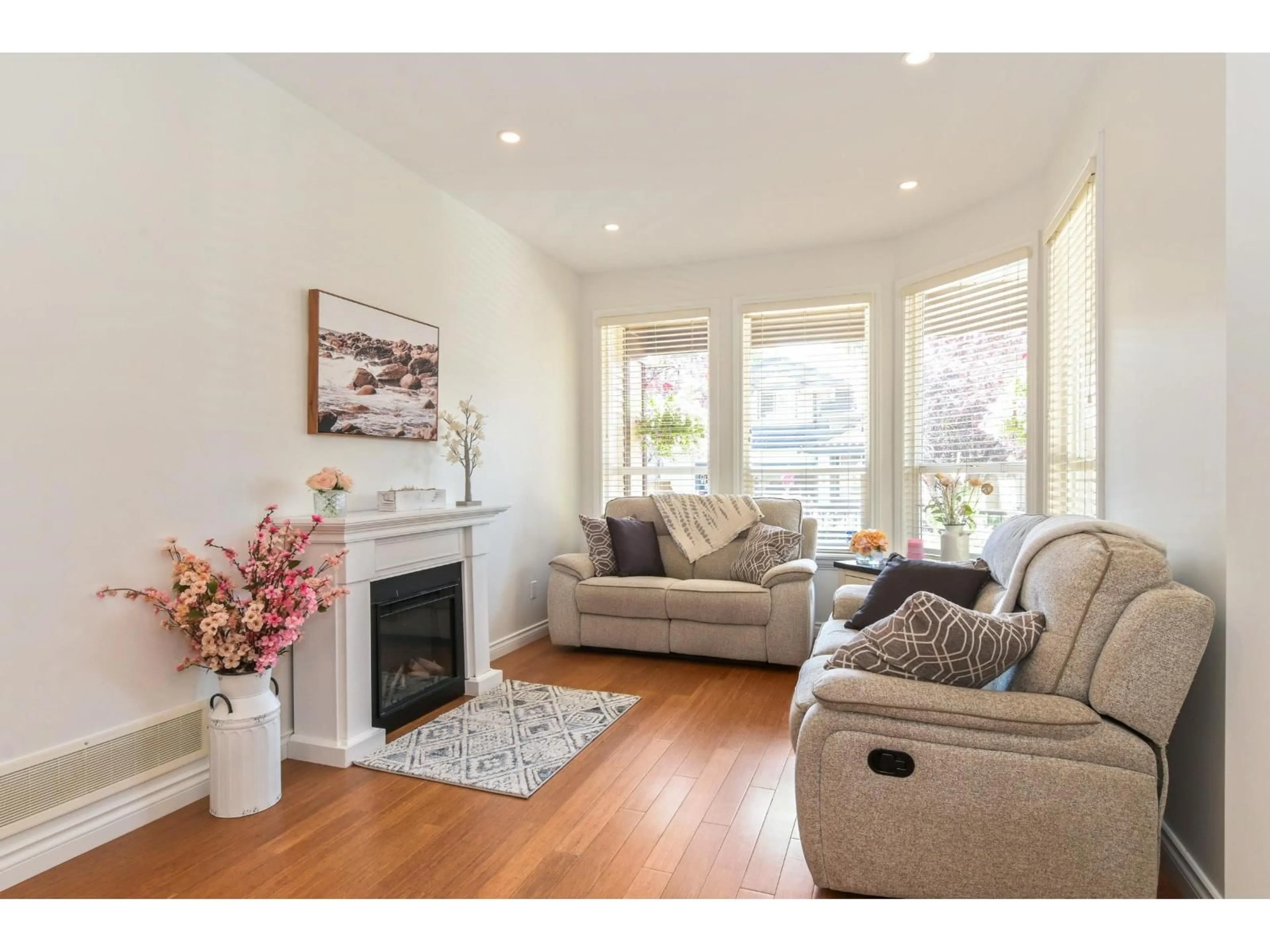 Living room with furniture, wood/laminate floor for 21671 89A, Langley British Columbia V1M4C6
