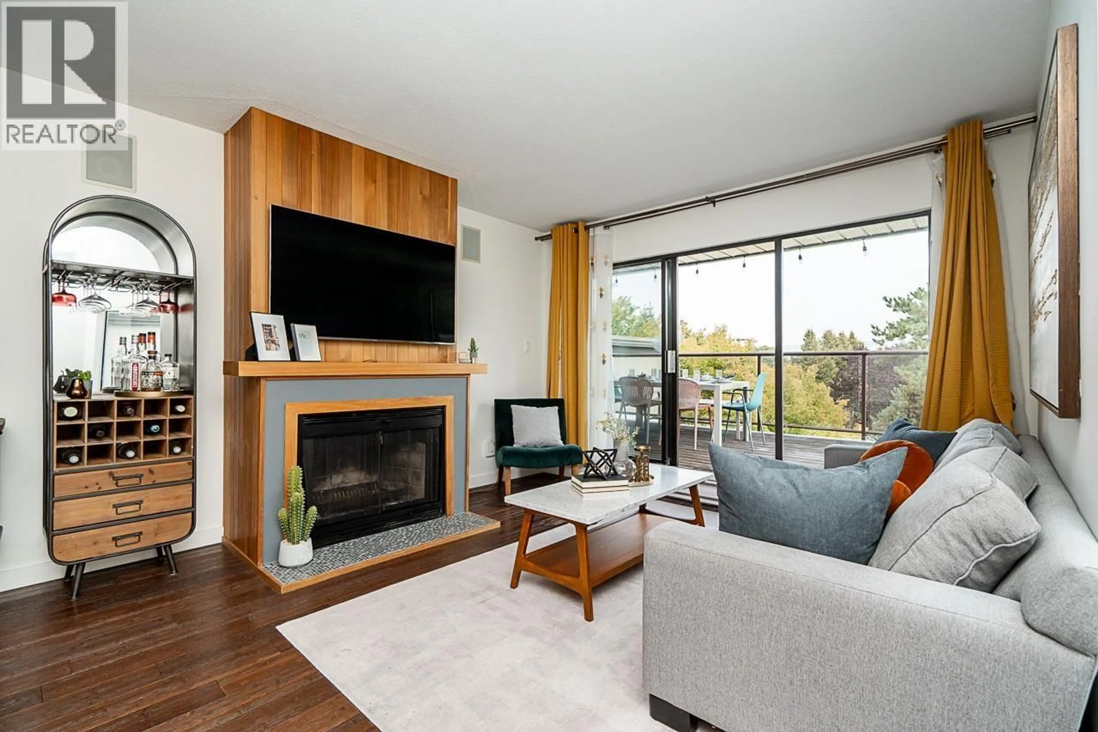 Living room with furniture, wood/laminate floor for 402 - 2222 PRINCE EDWARD STREET, Vancouver British Columbia V5T4M6