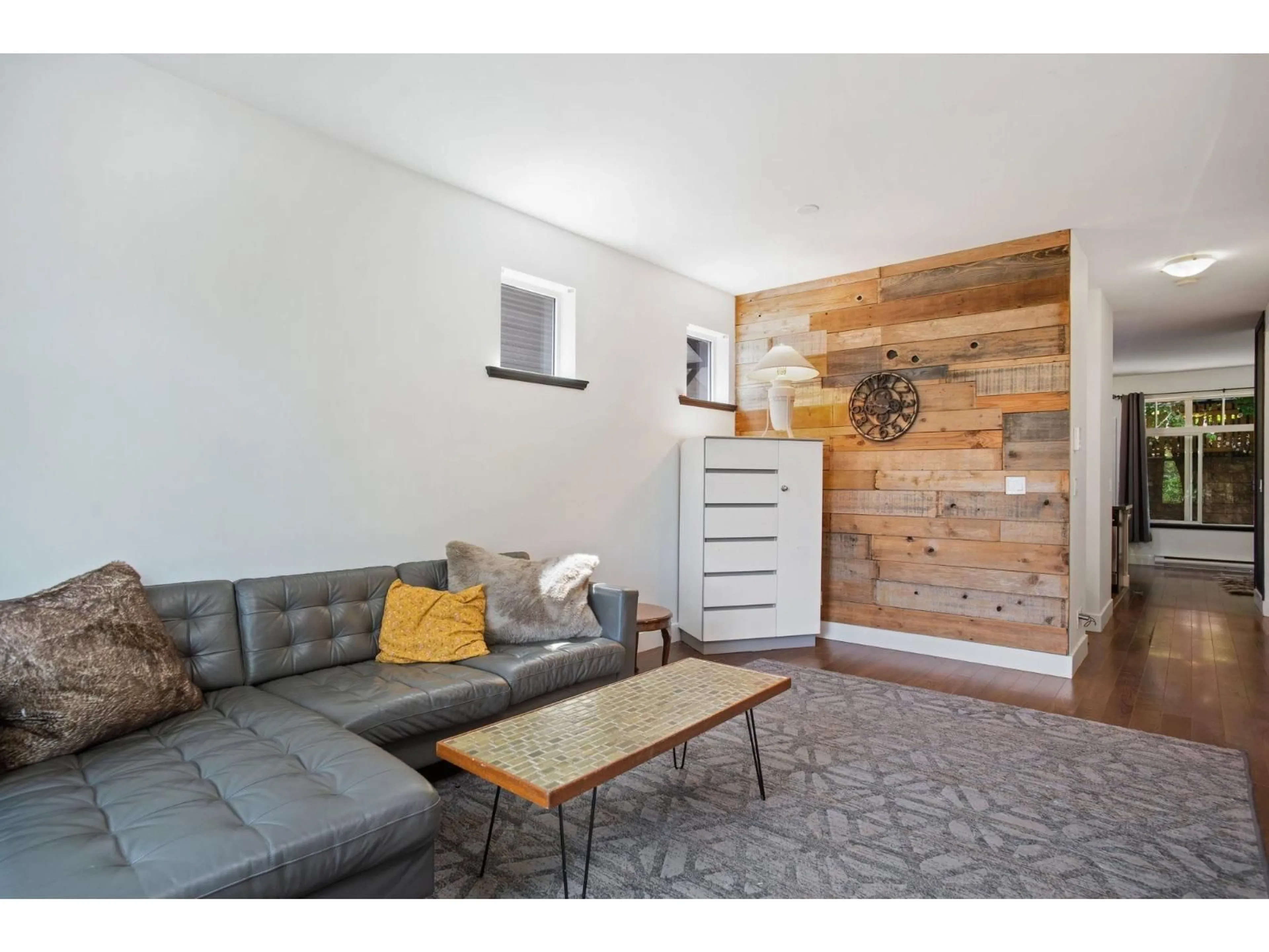 Living room with furniture, wood/laminate floor for 32 - 6299 144, Surrey British Columbia V3X1A2