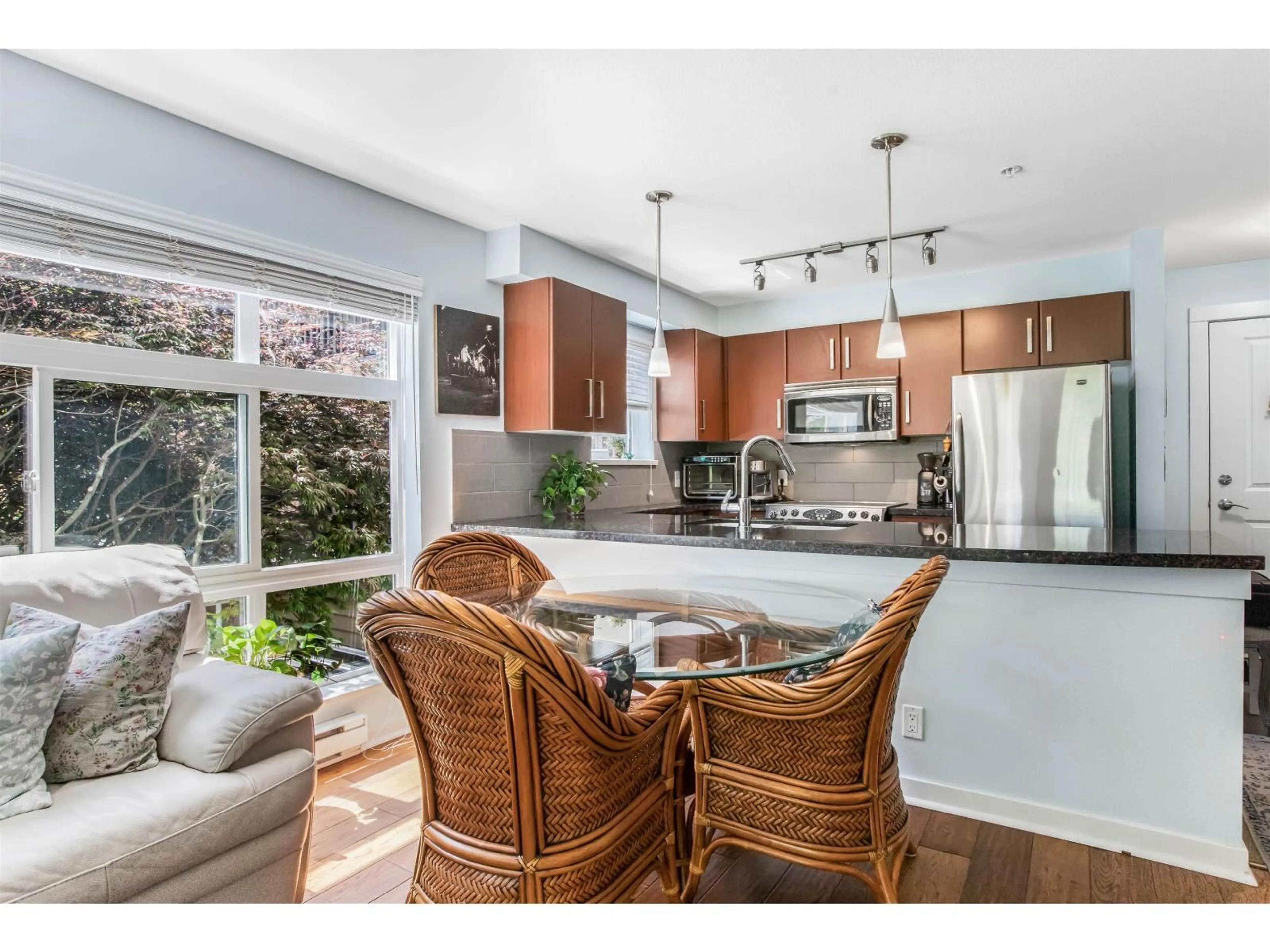Open concept kitchen, ceramic/tile floor for 214 - 15168 19, Surrey British Columbia V4A0A5