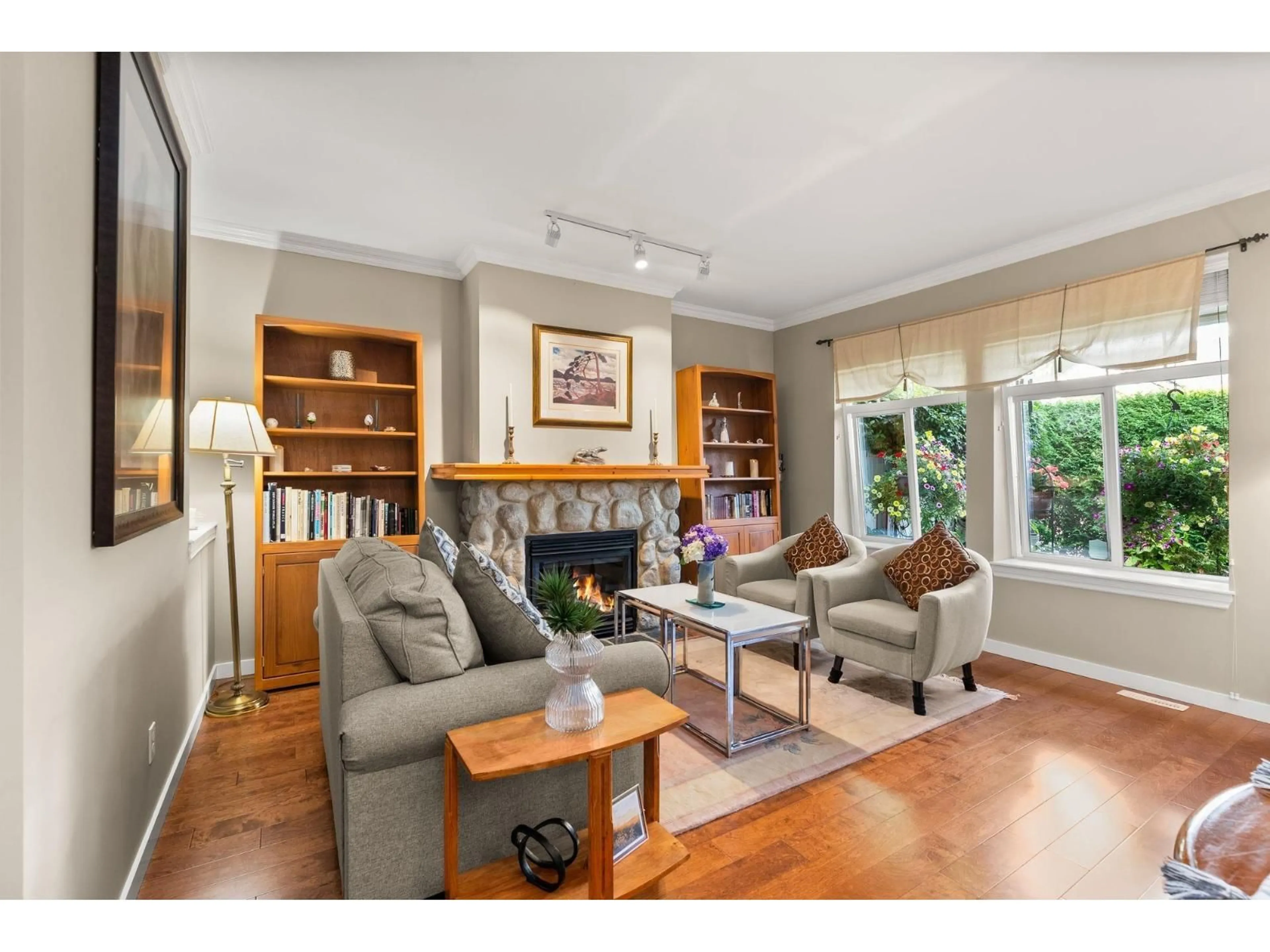 Living room with furniture, wood/laminate floor for 35 - 15037 58, Surrey British Columbia V3S8Z5