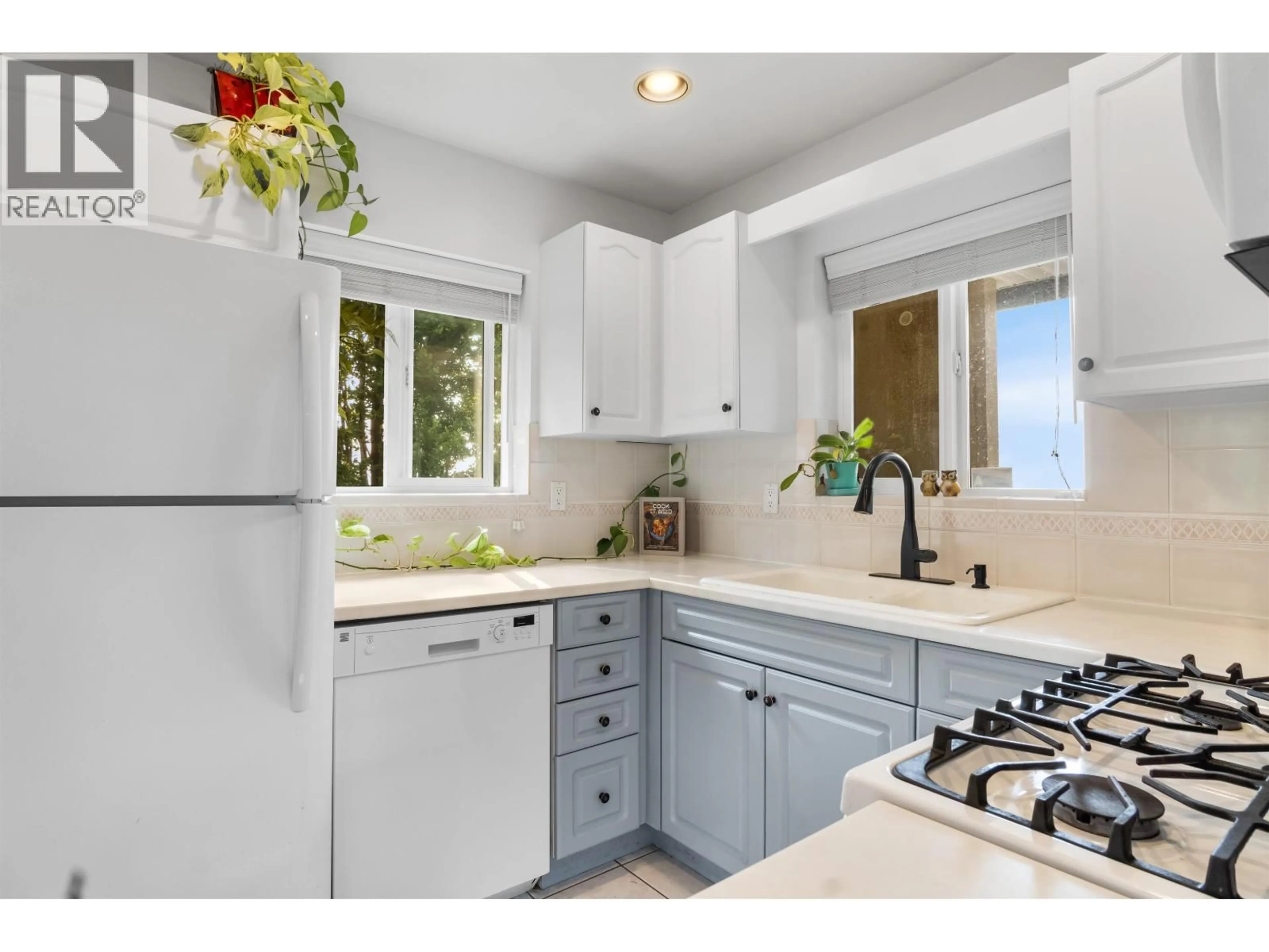 Standard kitchen, unknown for 305 - 257 KEITH ROAD, North Vancouver British Columbia V7L1V4