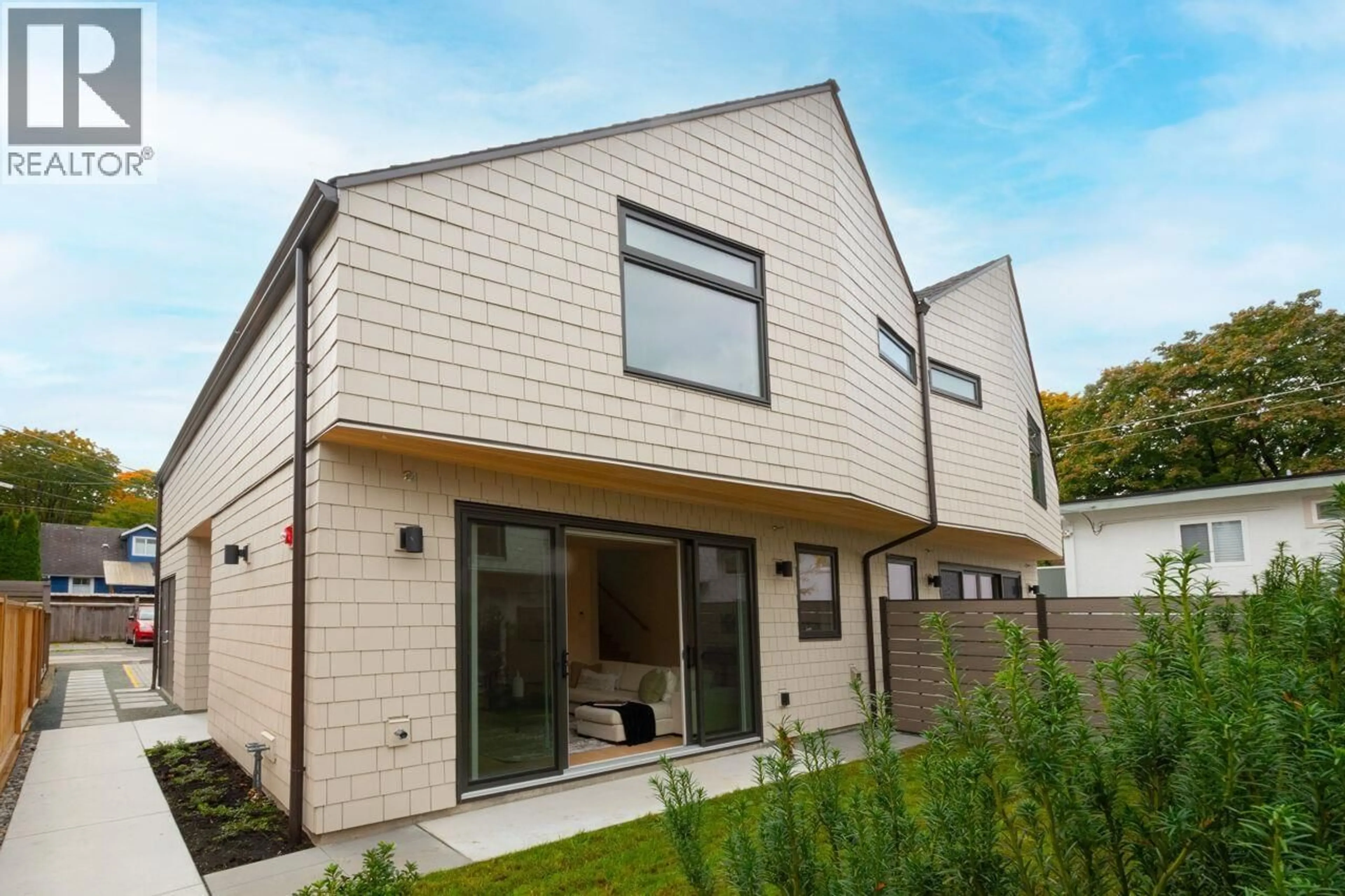 Home with brick exterior material, building for 122 17TH AVENUE, Vancouver British Columbia V5V1A4