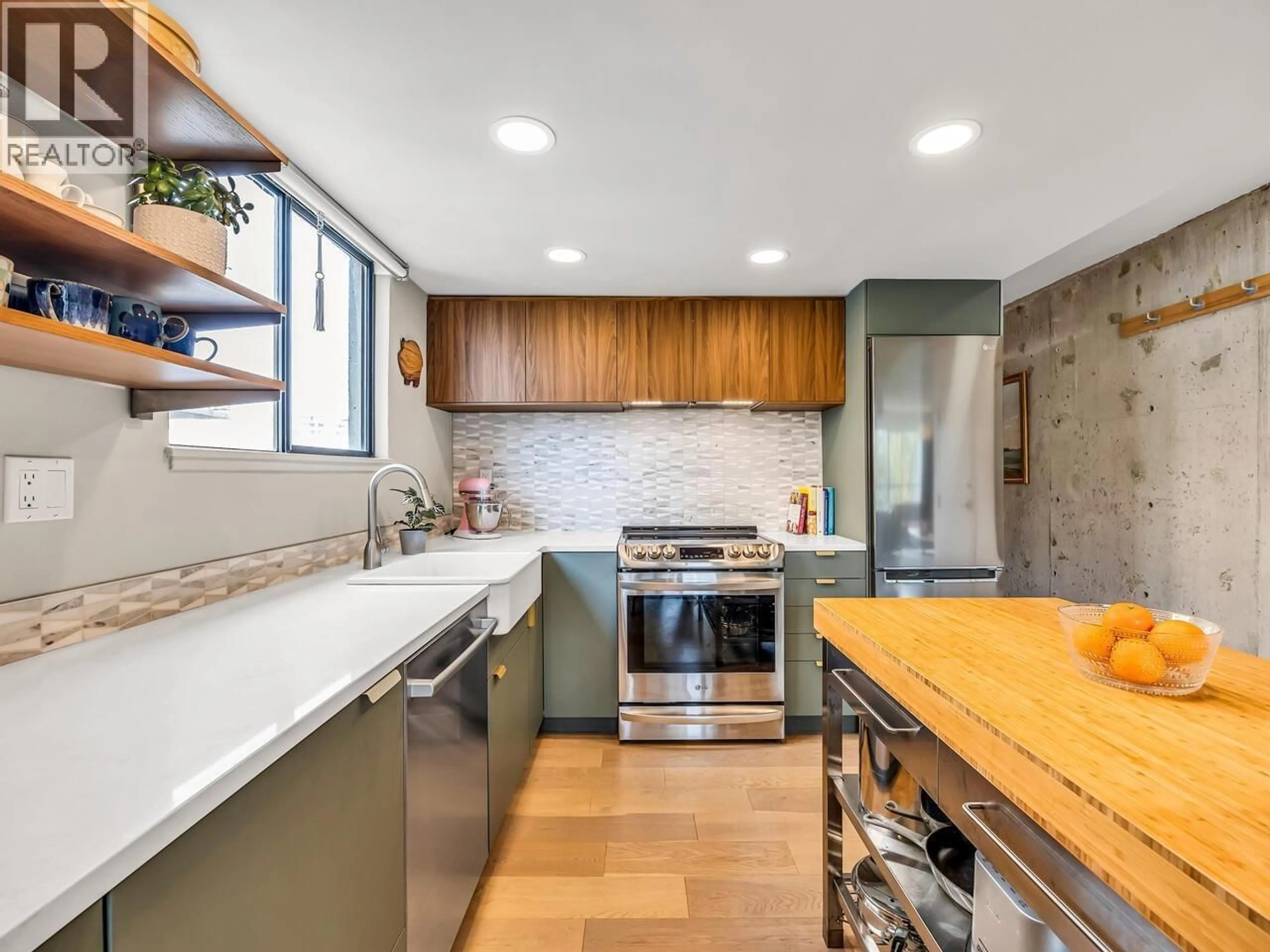 Contemporary kitchen, unknown for 801 - 1165 BURNABY STREET, Vancouver British Columbia V6E1P3