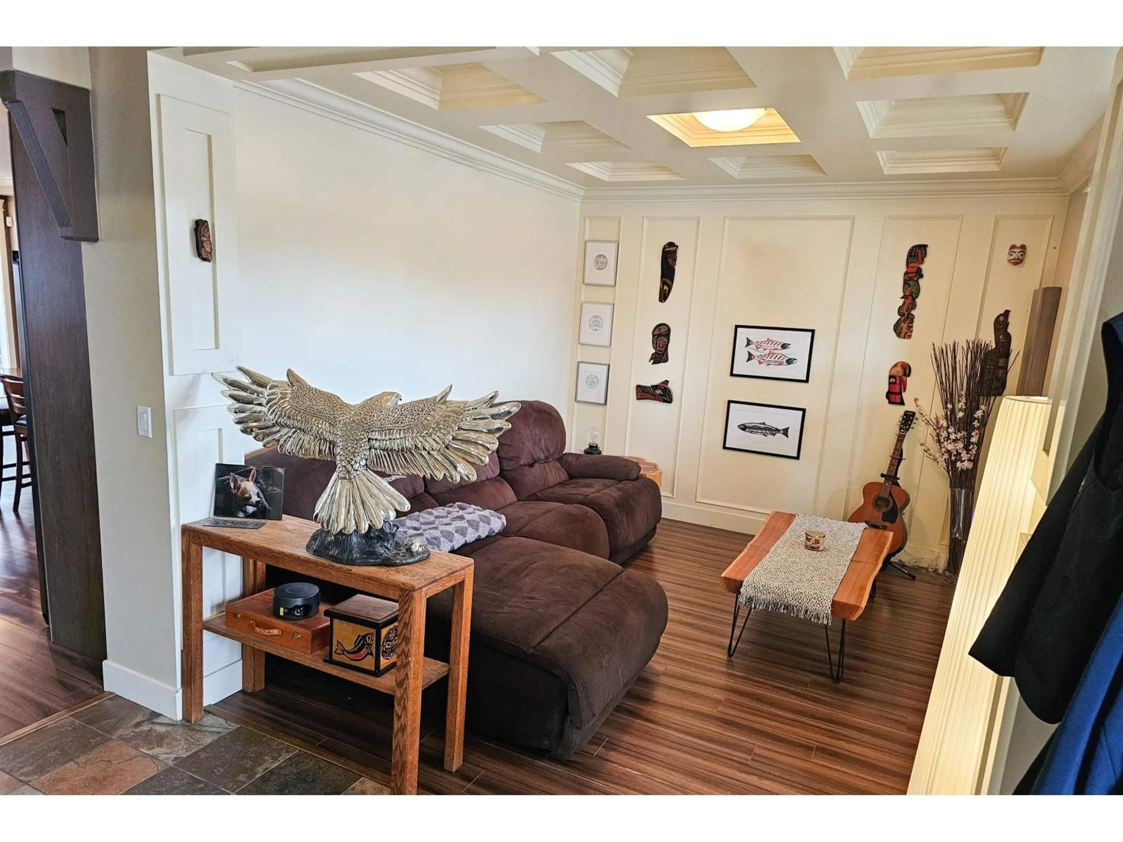 Living room with furniture, wood/laminate floor for 19478 72, Surrey British Columbia V4N5Z4