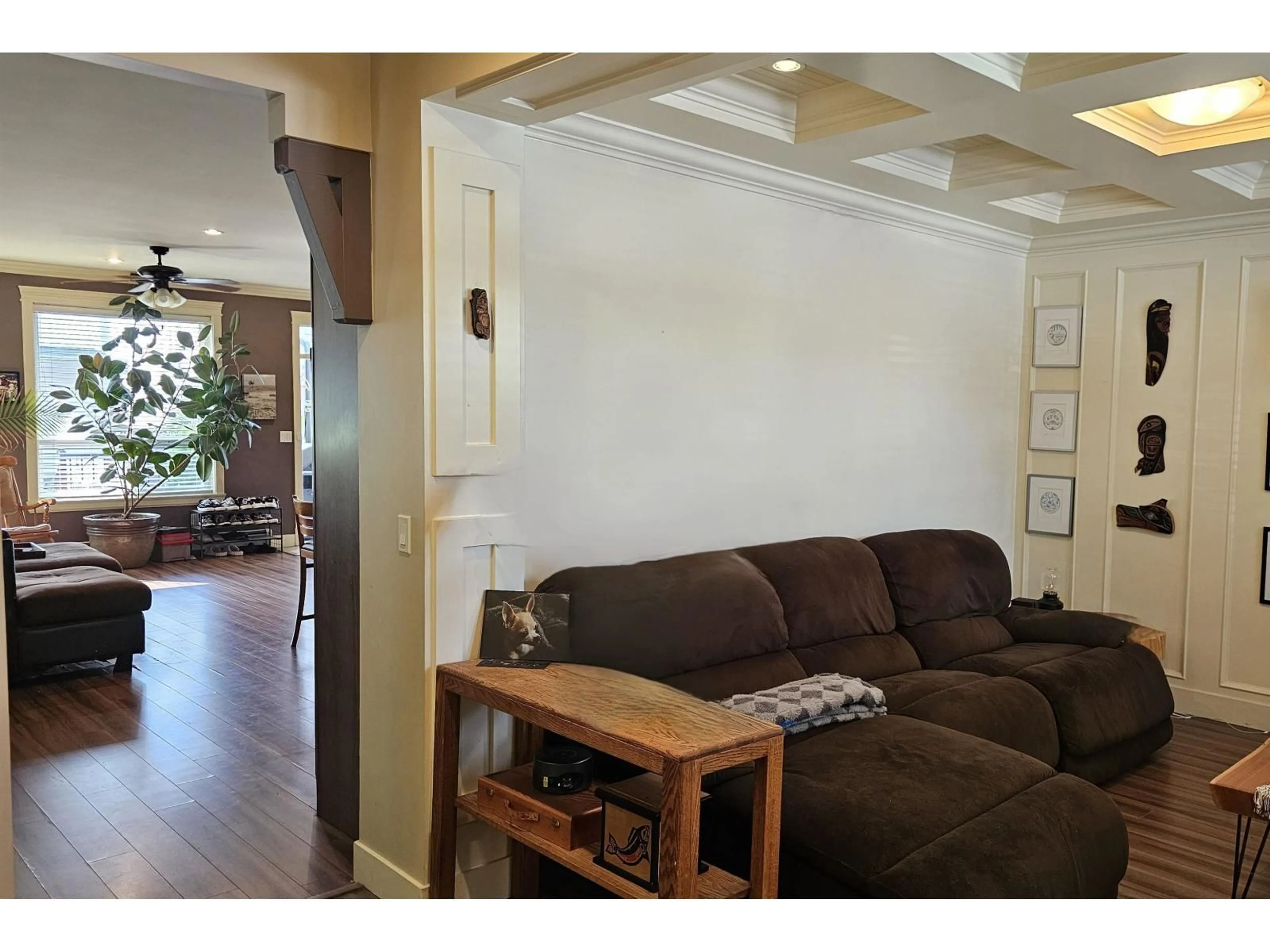 Living room with furniture, wood/laminate floor for 19478 72, Surrey British Columbia V4N5Z4