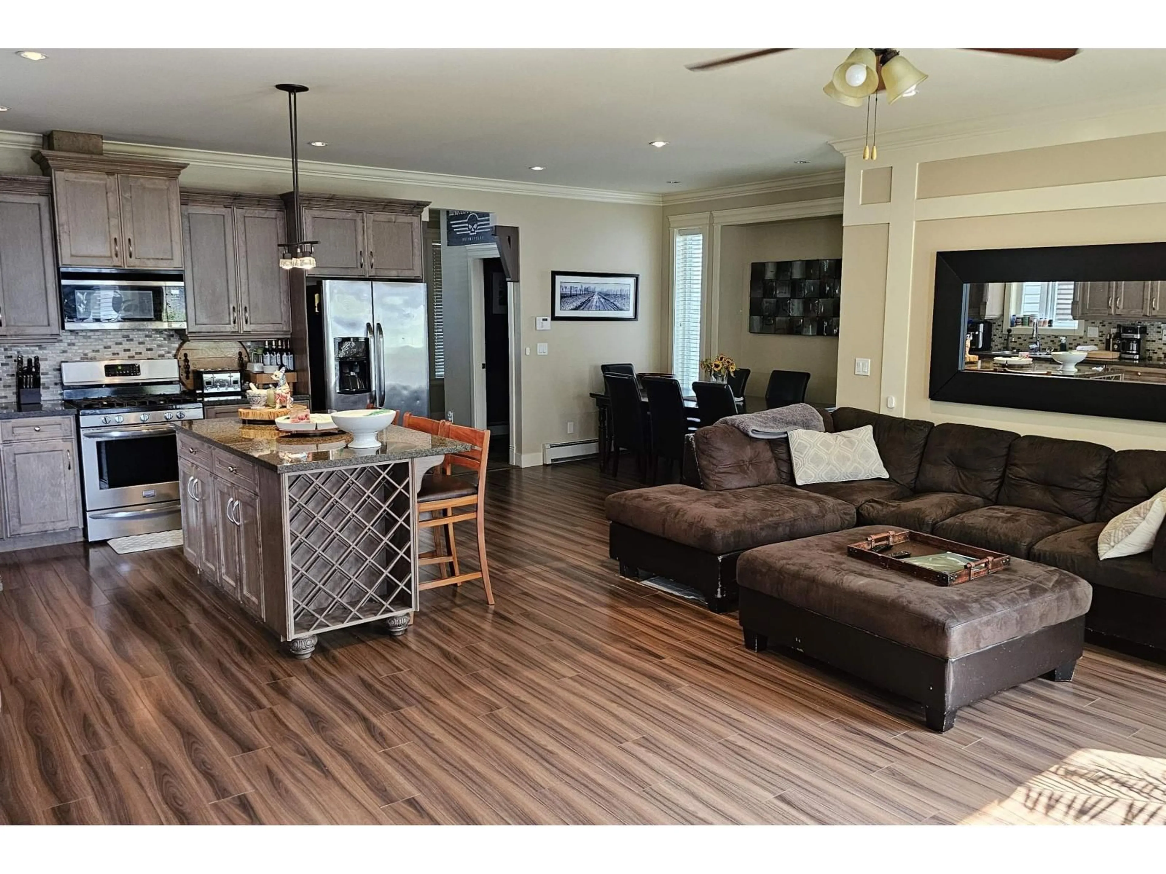 Open concept kitchen, wood/laminate floor for 19478 72, Surrey British Columbia V4N5Z4