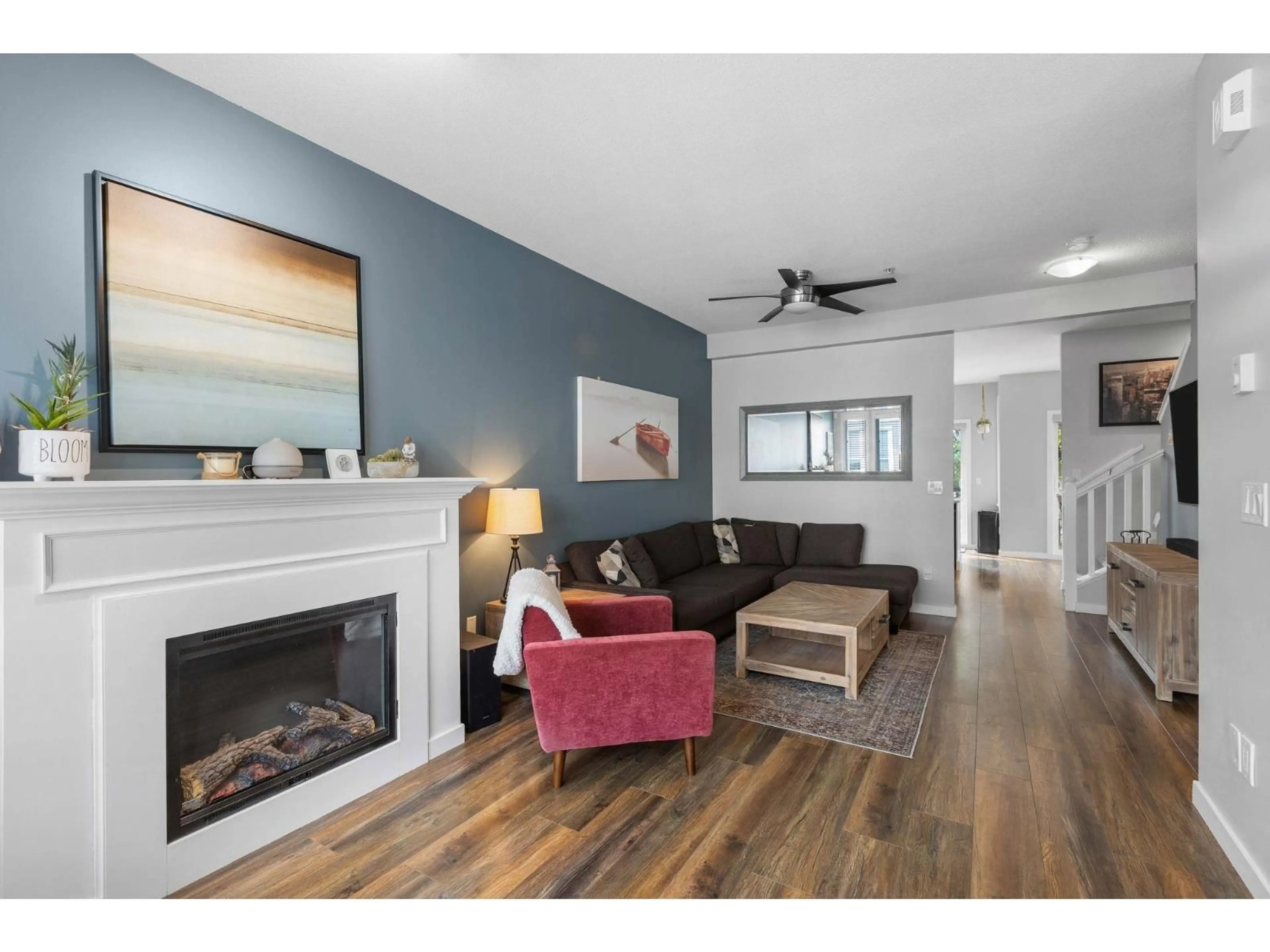 Living room with furniture, wood/laminate floor for 25 - 20159 68, Langley British Columbia V2Y3H9
