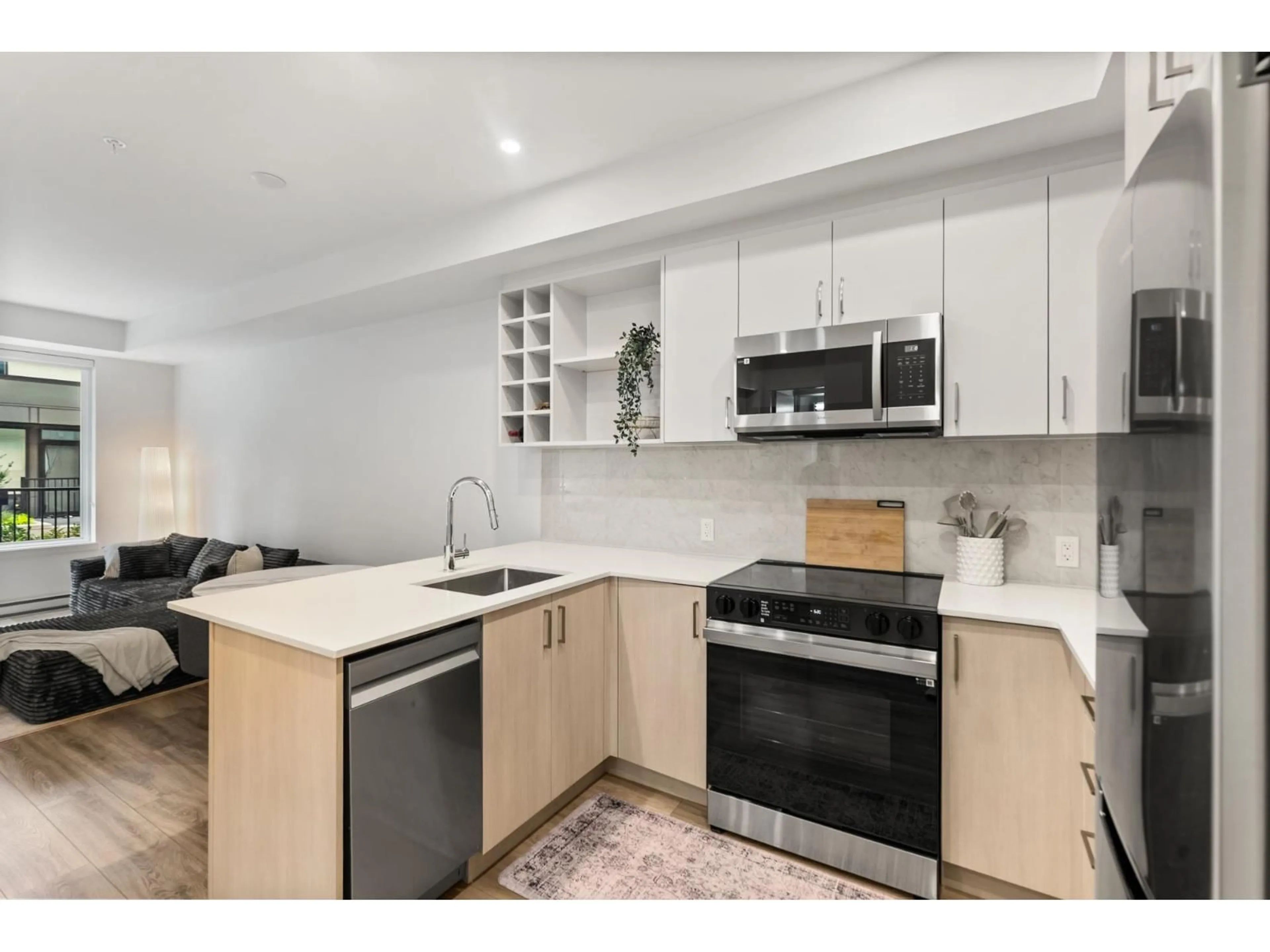 Standard kitchen, unknown for 107 - 13858 108, Surrey British Columbia V3T0T8