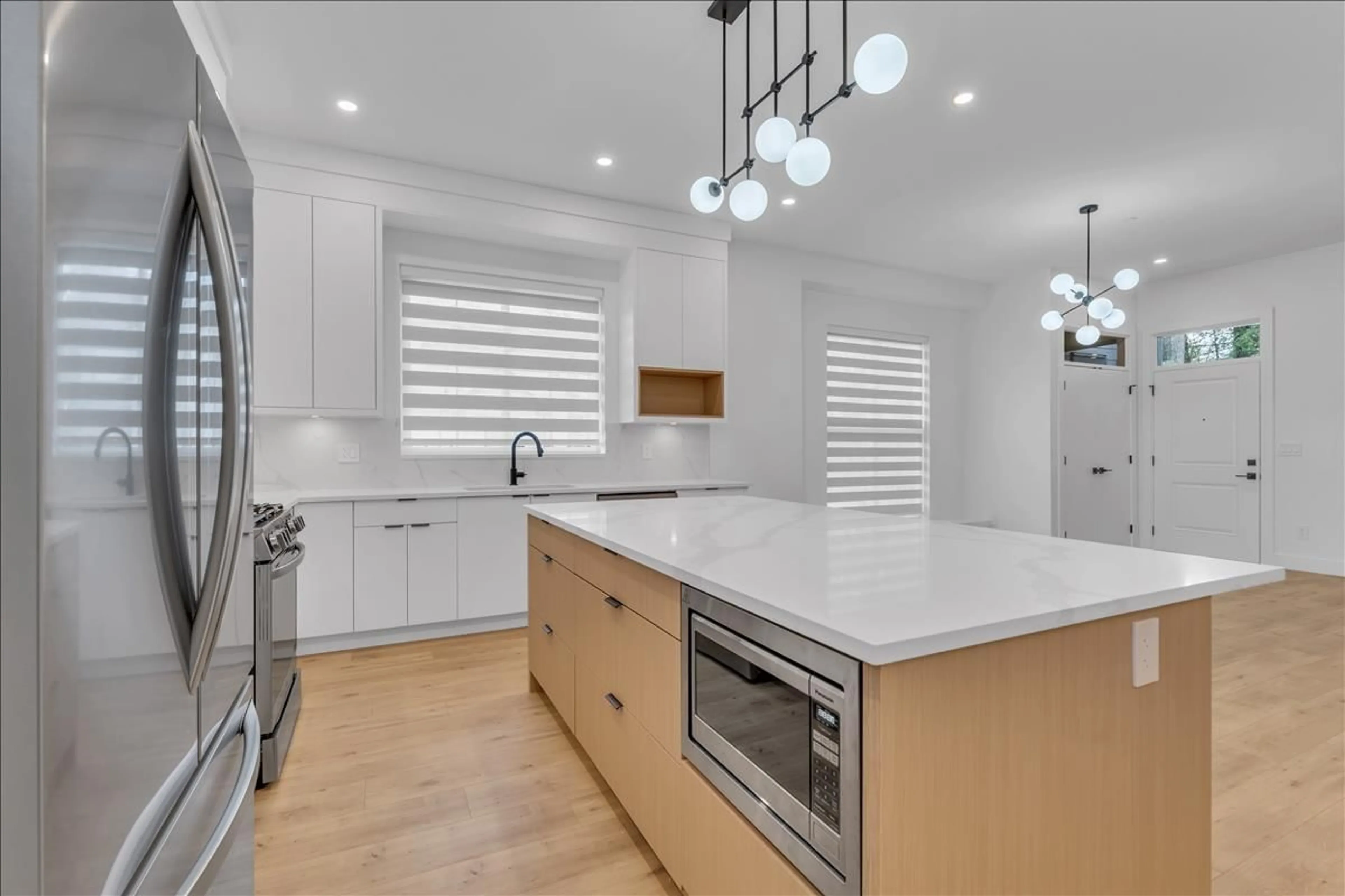 Open concept kitchen, ceramic/tile floor for 20489 74B, Langley British Columbia V2Y1V5