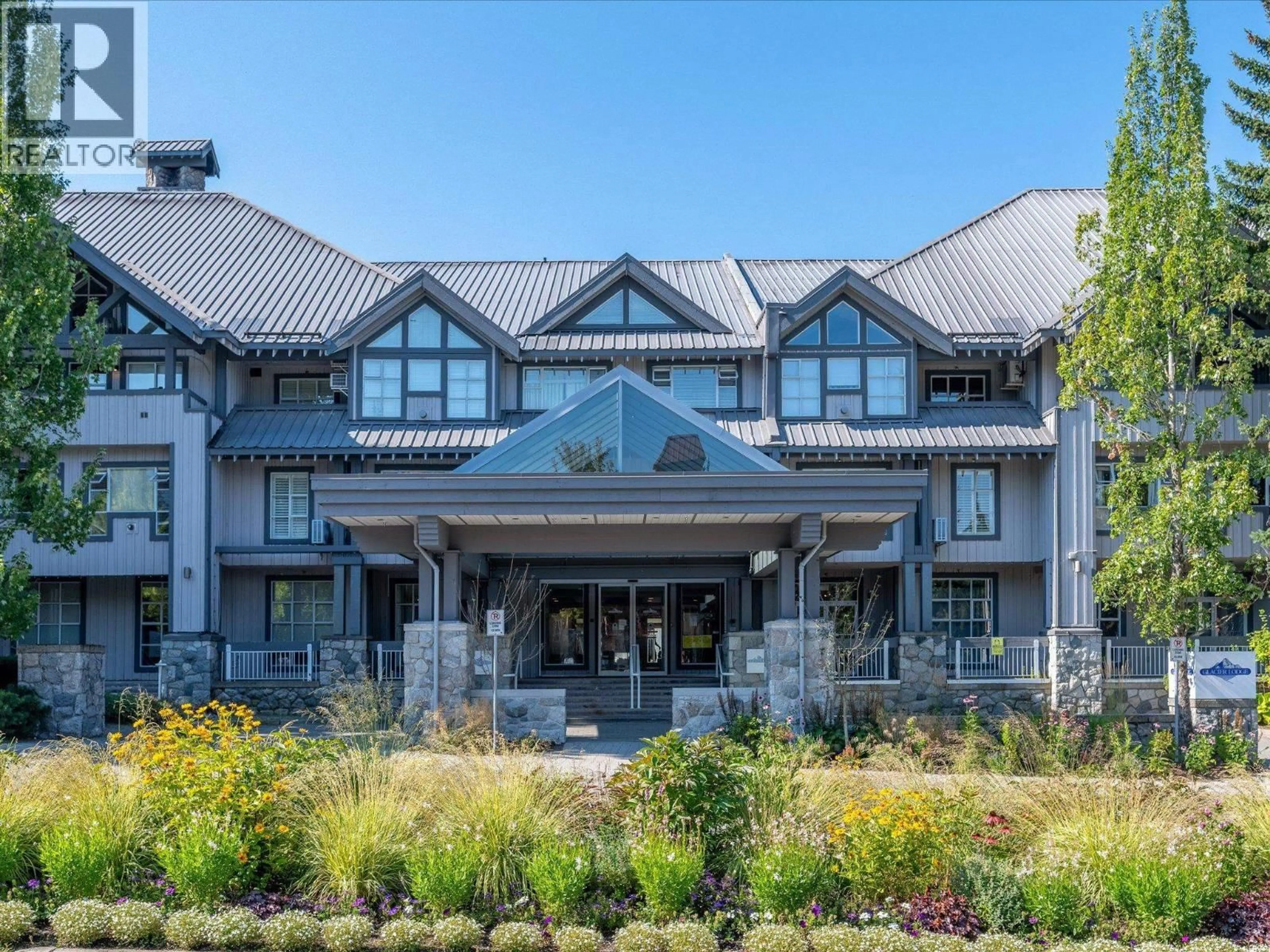 Indoor foyer for 310 - 4573 CHATEAU BOULEVARD, Whistler British Columbia V0N1B4