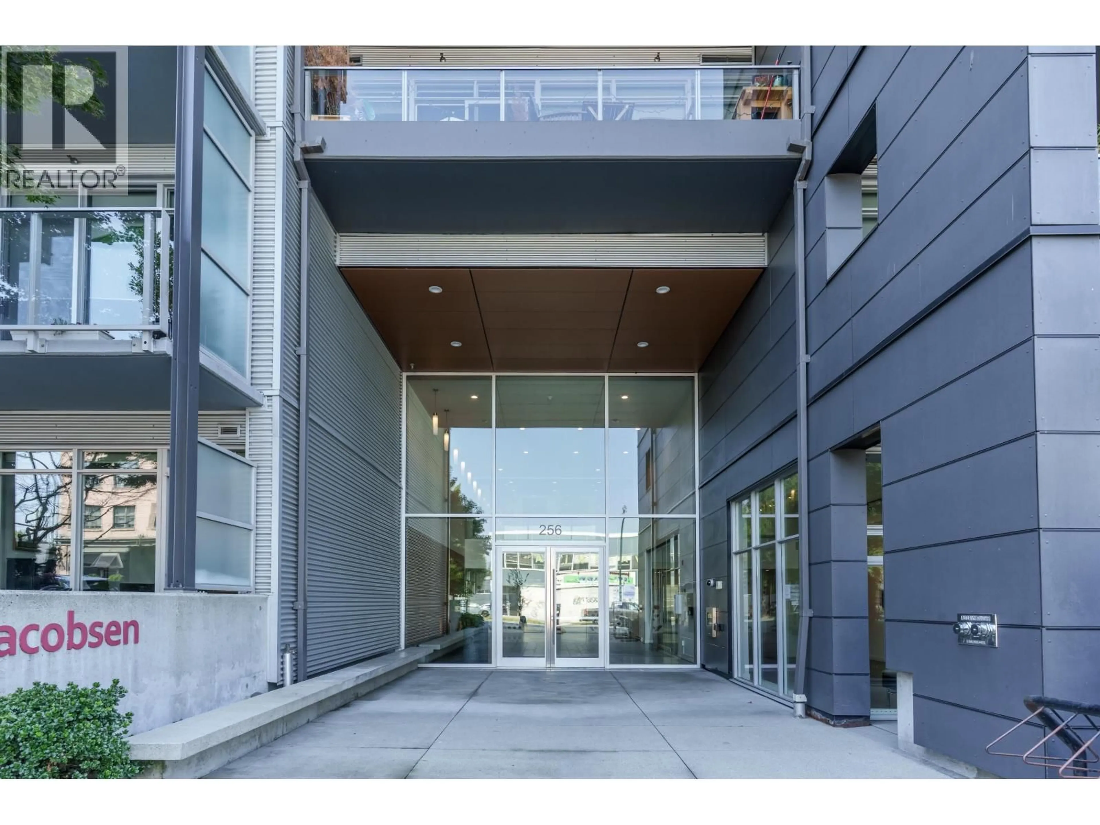 Indoor foyer for 260 2ND AVENUE, Vancouver British Columbia V5T1B7