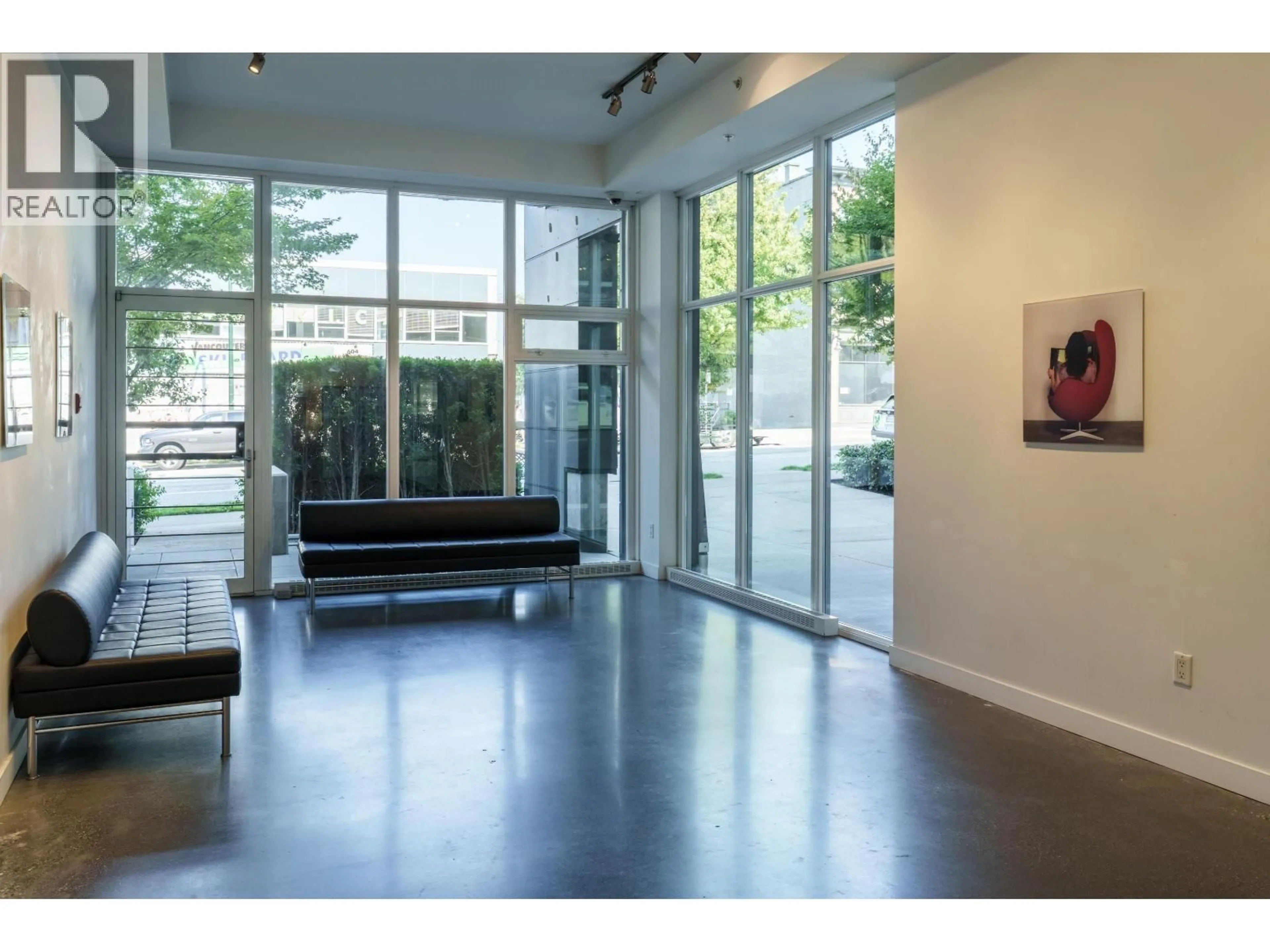 Indoor foyer for 260 2ND AVENUE, Vancouver British Columbia V5T1B7
