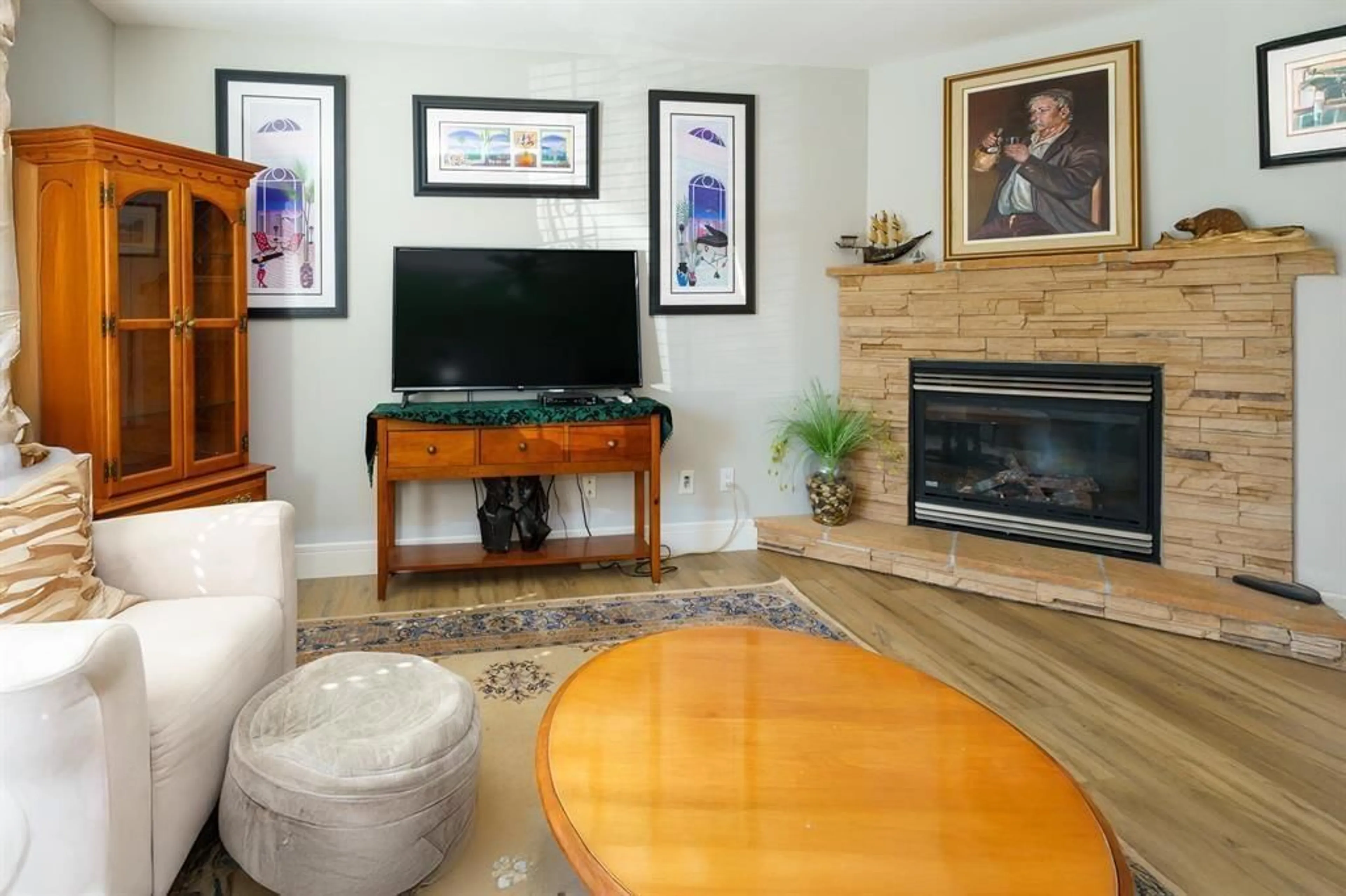 Living room with furniture, wood/laminate floor for 21 - 45819 STEVENSON ROAD, Chilliwack British Columbia V2R5T4