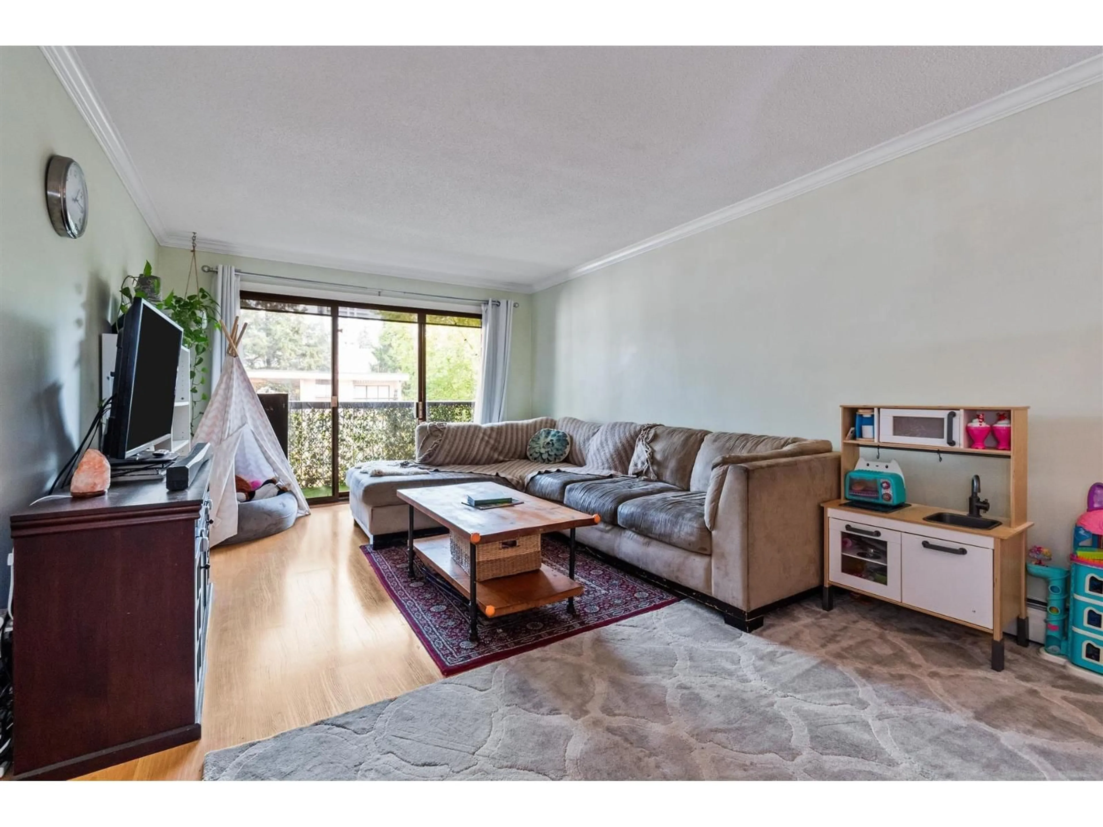 Living room with furniture, wood/laminate floor for 317 - 1442 BLACKWOOD, White Rock British Columbia V4B3V5