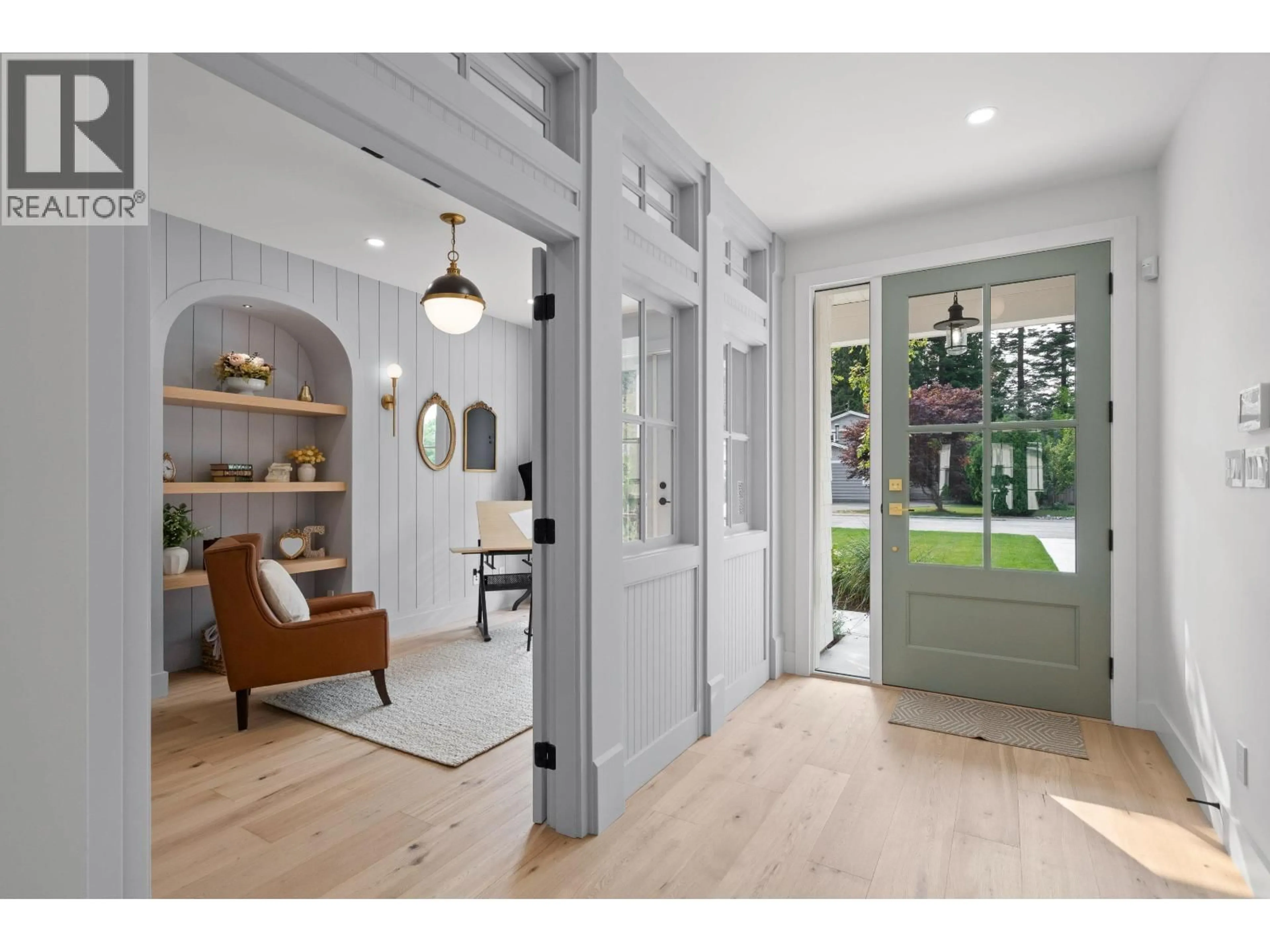 Indoor entryway for 998 50B STREET, Tsawwassen British Columbia V4M2V9