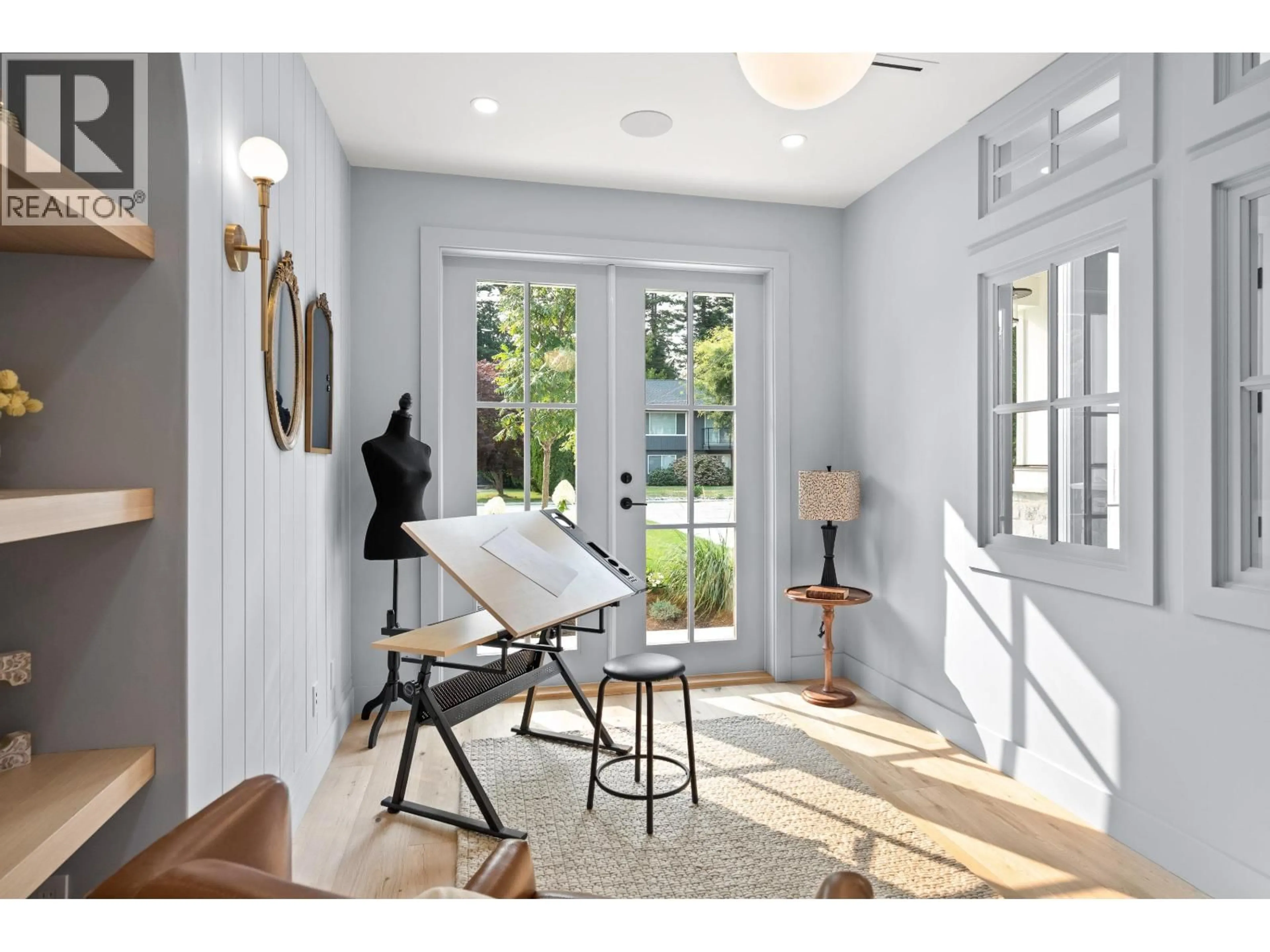 Indoor entryway for 998 50B STREET, Tsawwassen British Columbia V4M2V9