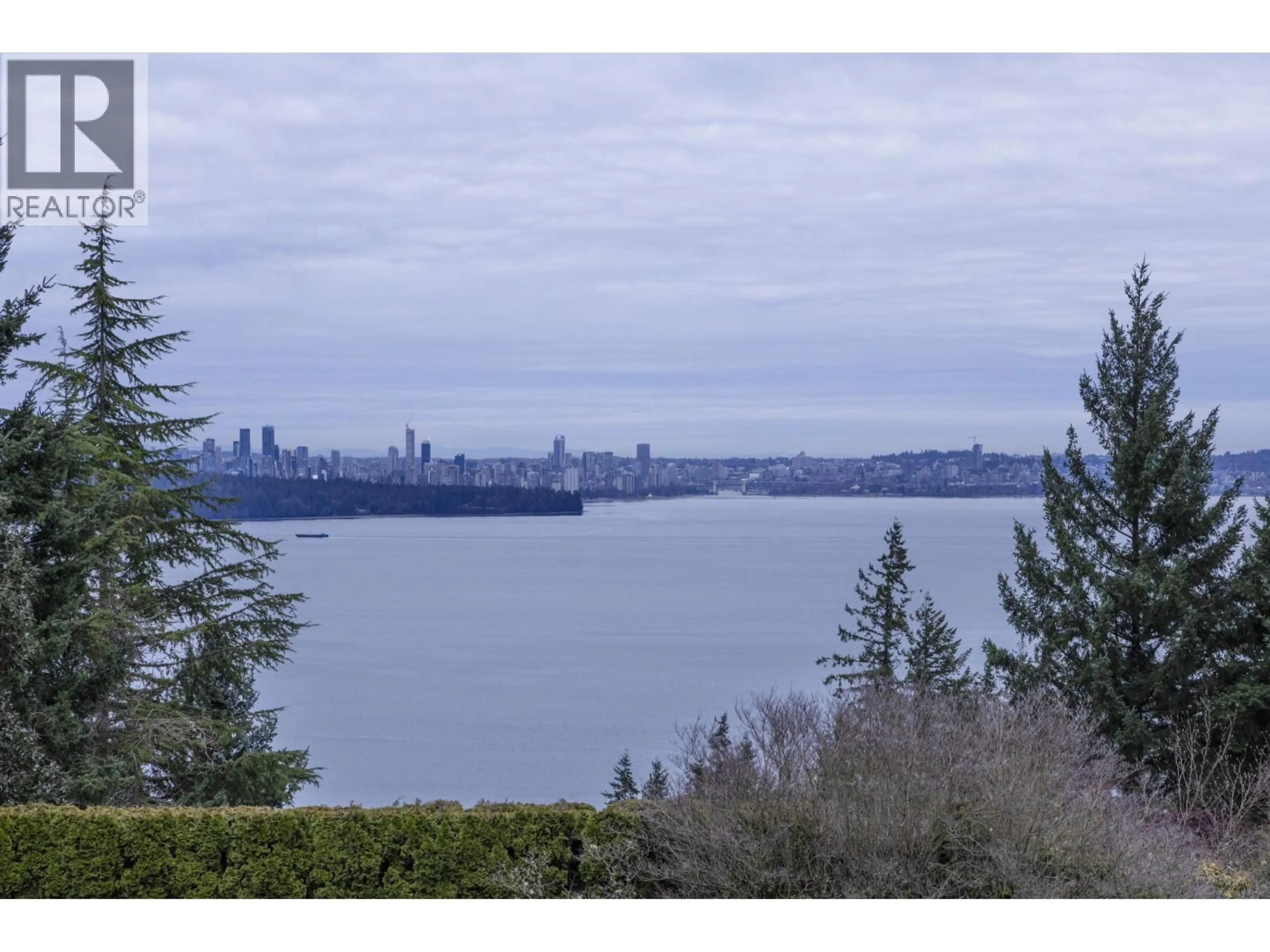 A pic from outside/outdoor area/front of a property/back of a property/a pic from drone, water/lake/river/ocean view for 3722 SOUTHRIDGE PLACE, West Vancouver British Columbia V7V3H8