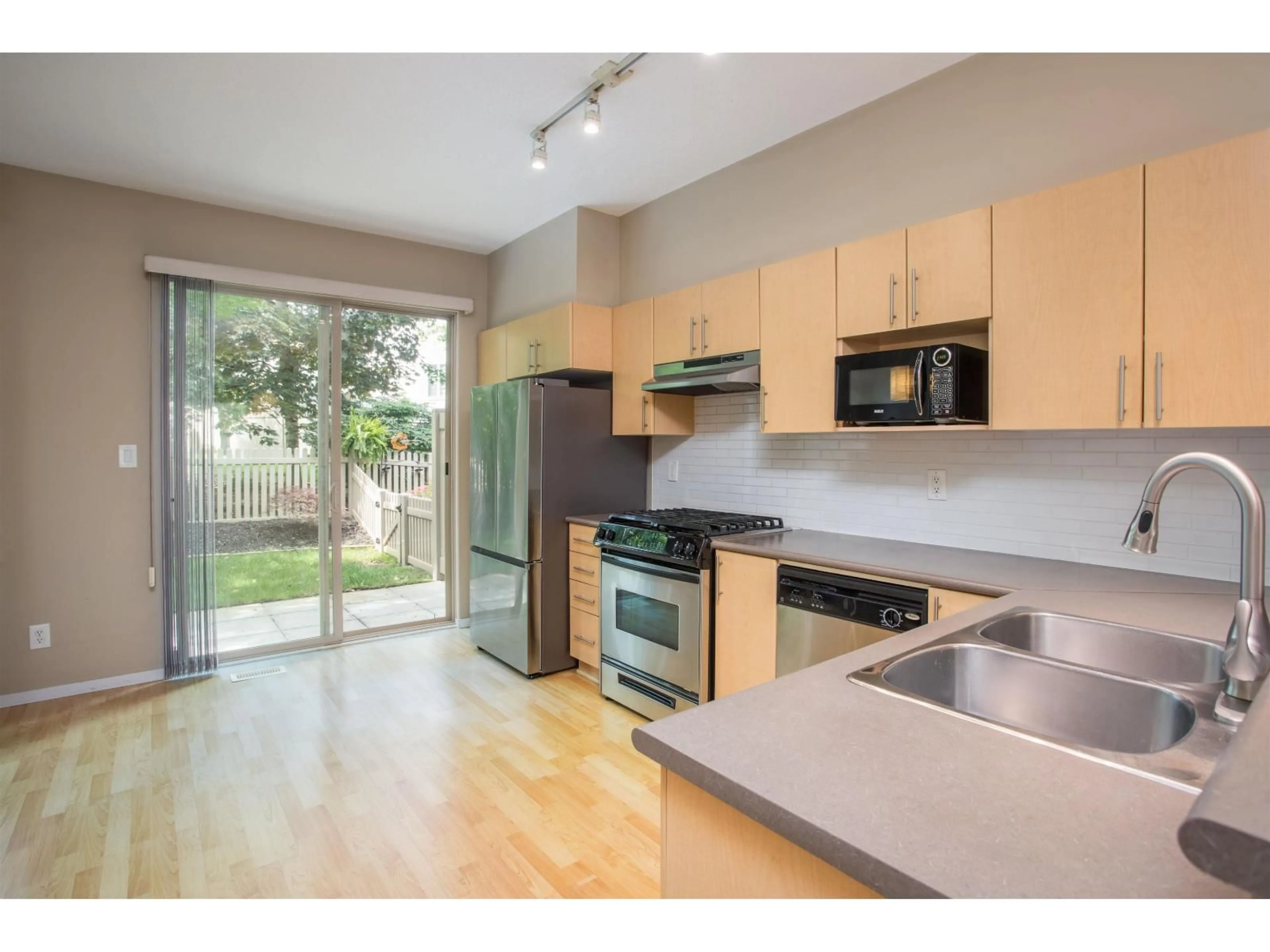 Open concept kitchen, unknown for 50 - 15152 62A, Surrey British Columbia V3S1V1