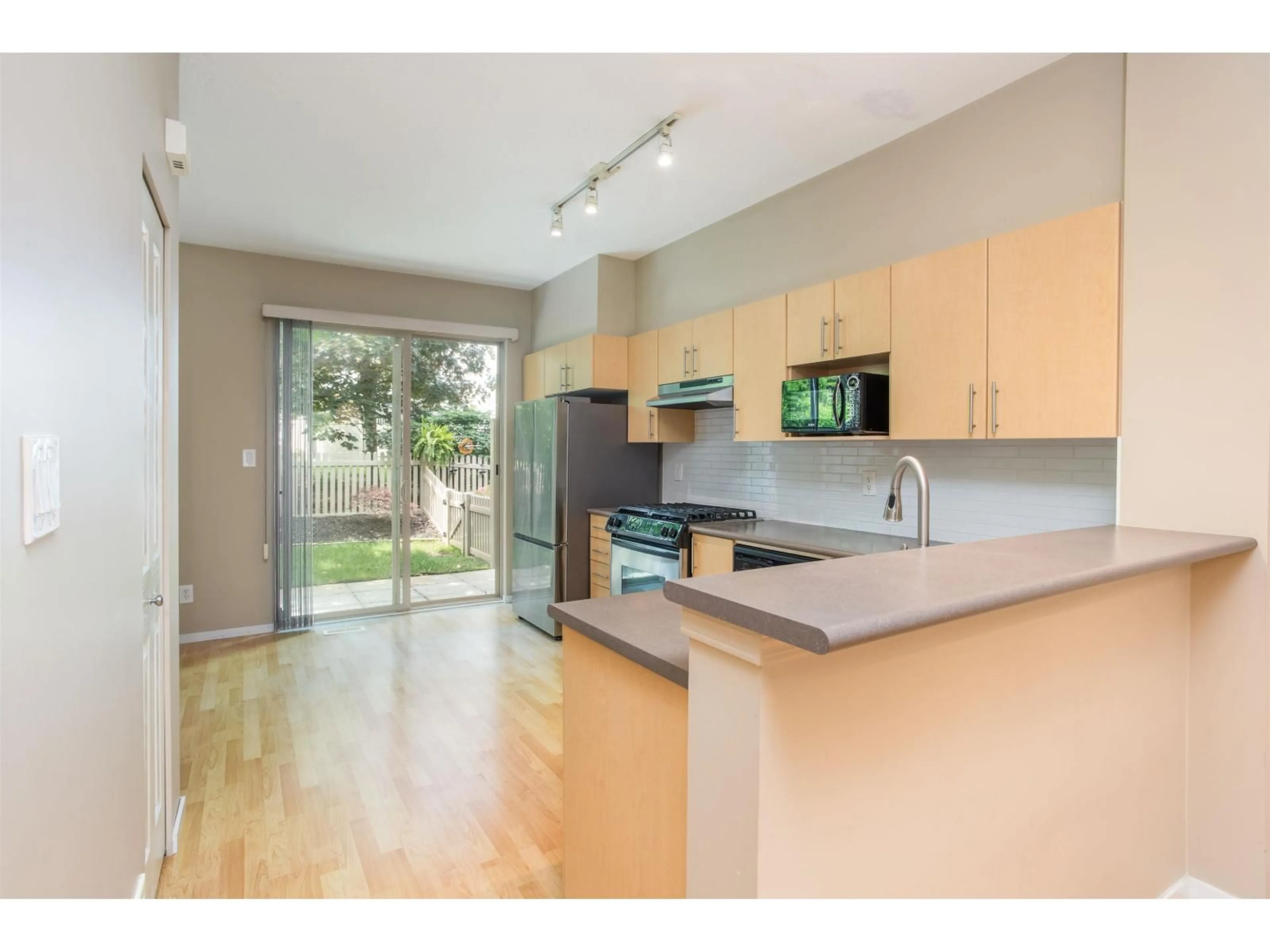 Open concept kitchen, wood/laminate floor for 50 - 15152 62A, Surrey British Columbia V3S1V1