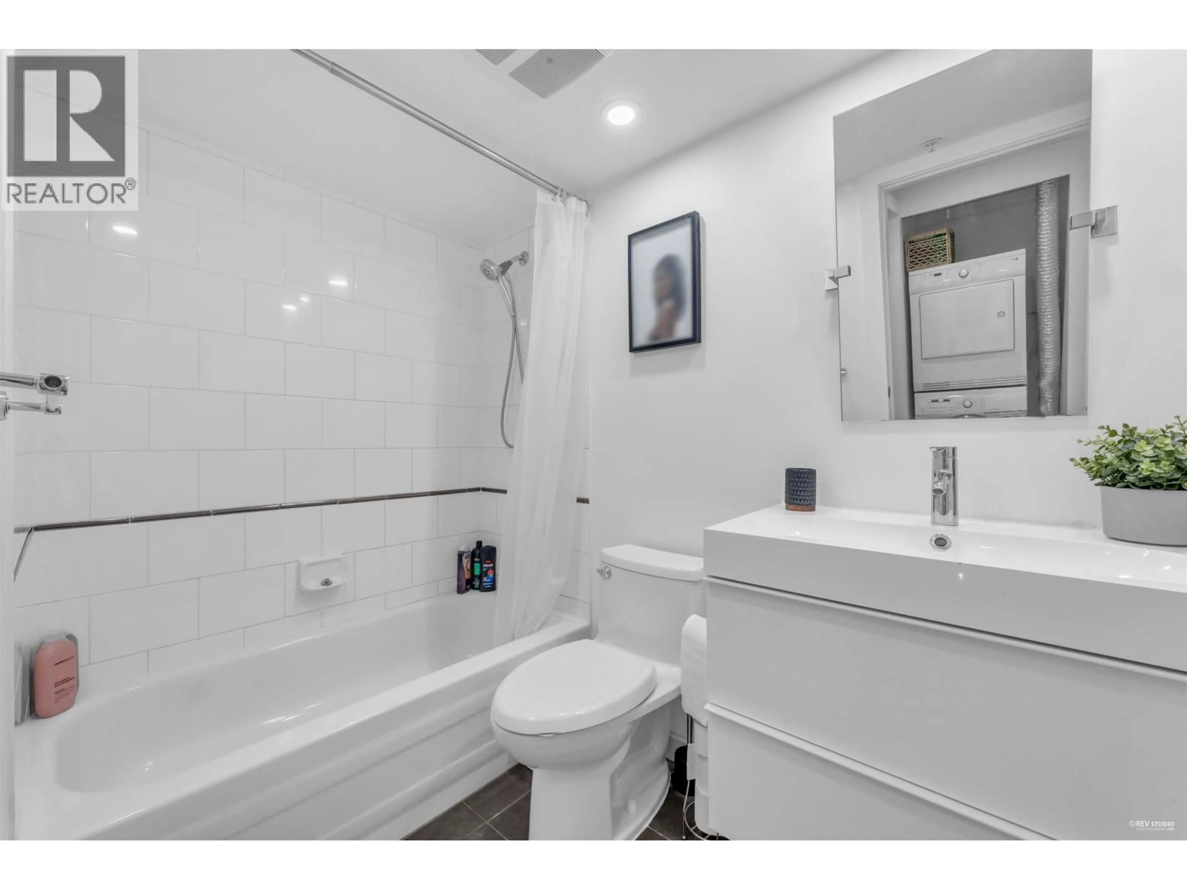 Standard bathroom, ceramic/tile floor for 2106 - 1331 GEORGIA STREET, Vancouver British Columbia V6E4P1