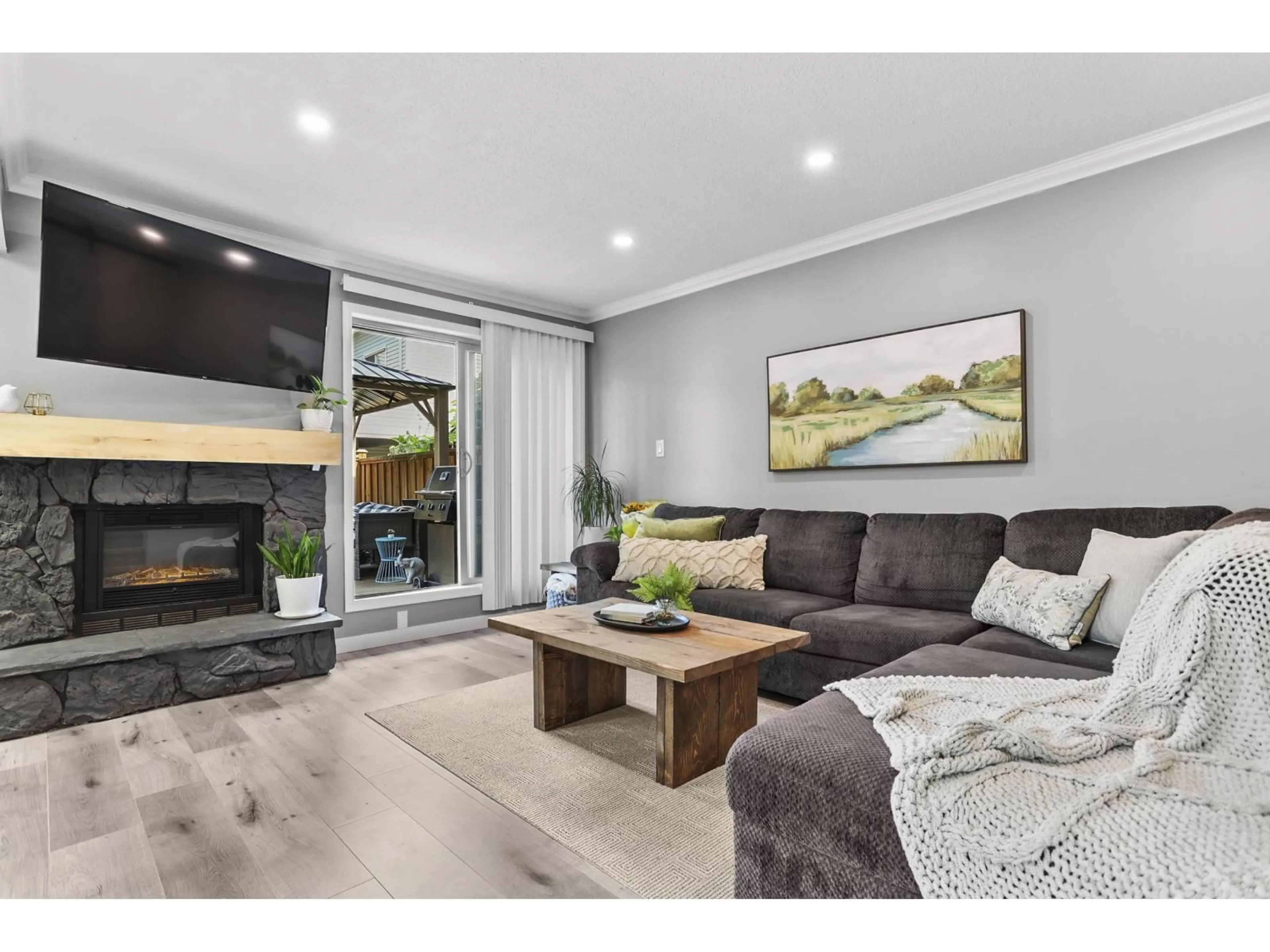Living room with furniture, wood/laminate floor for 120 - 27456 32, Langley British Columbia V4W3P2