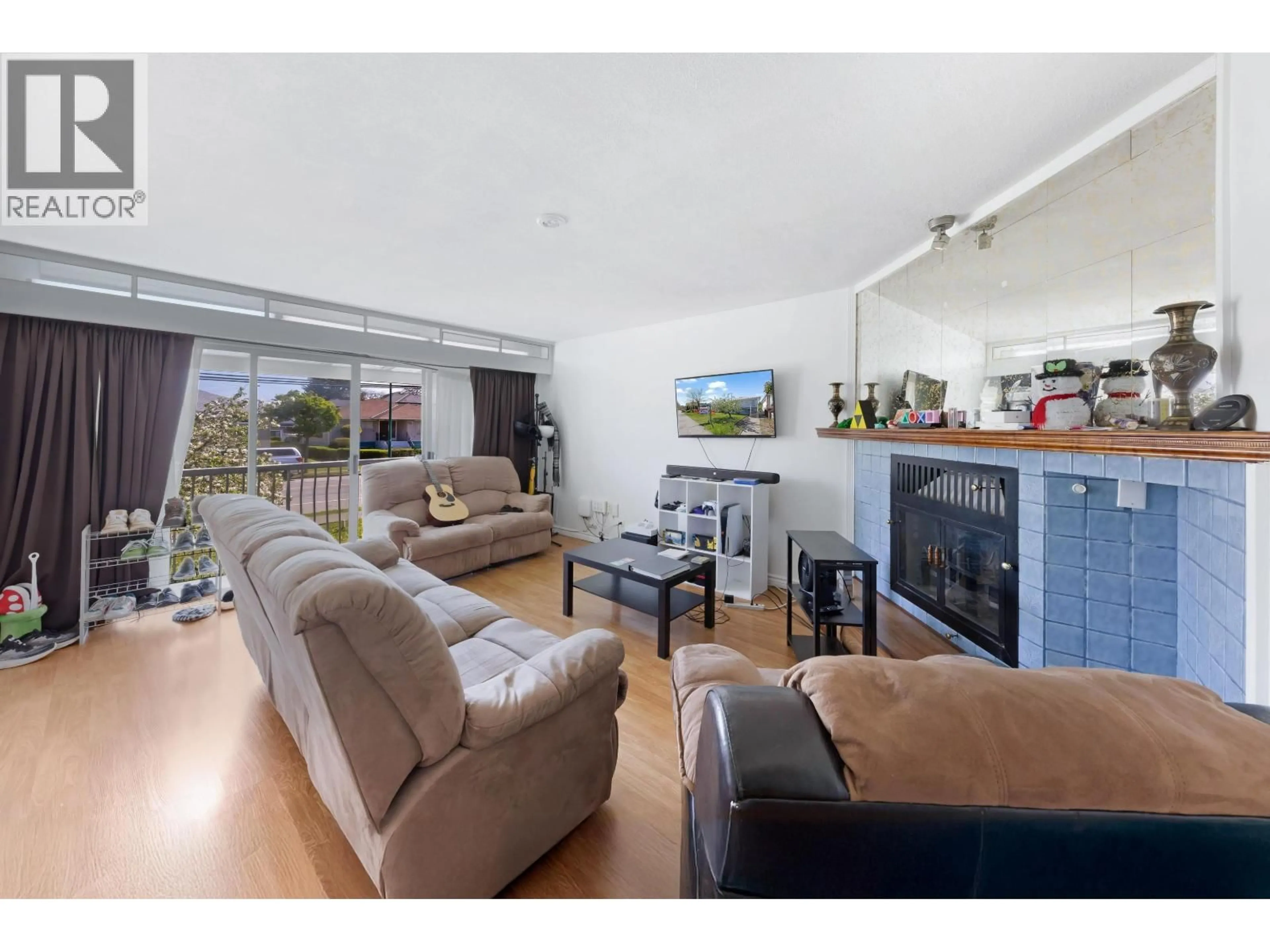 Living room with furniture, wood/laminate floor for 6777 KERR STREET, Vancouver British Columbia V5S3C7