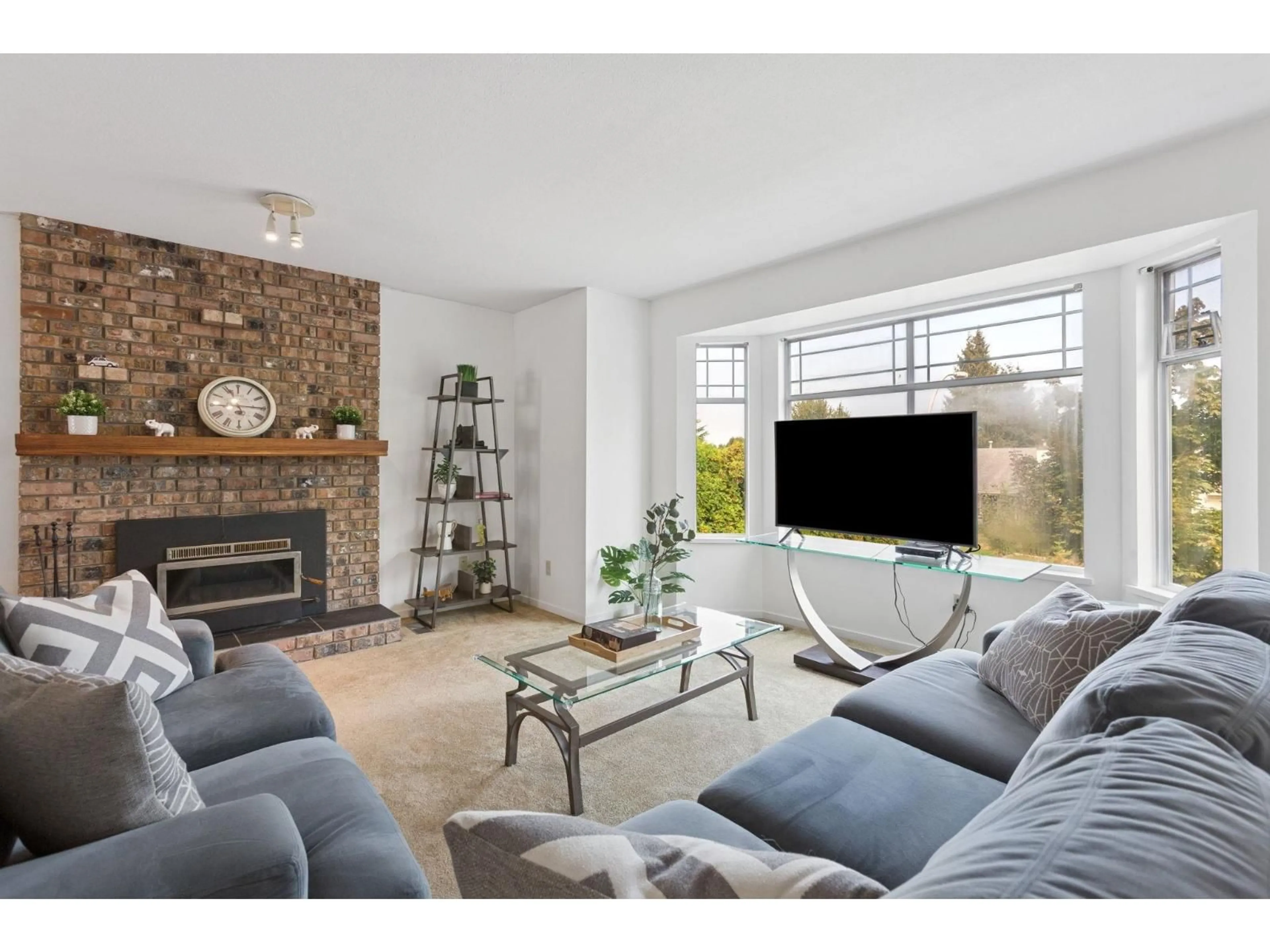Living room with furniture, unknown for 16966 JERSEY, Surrey British Columbia V3S6Y4