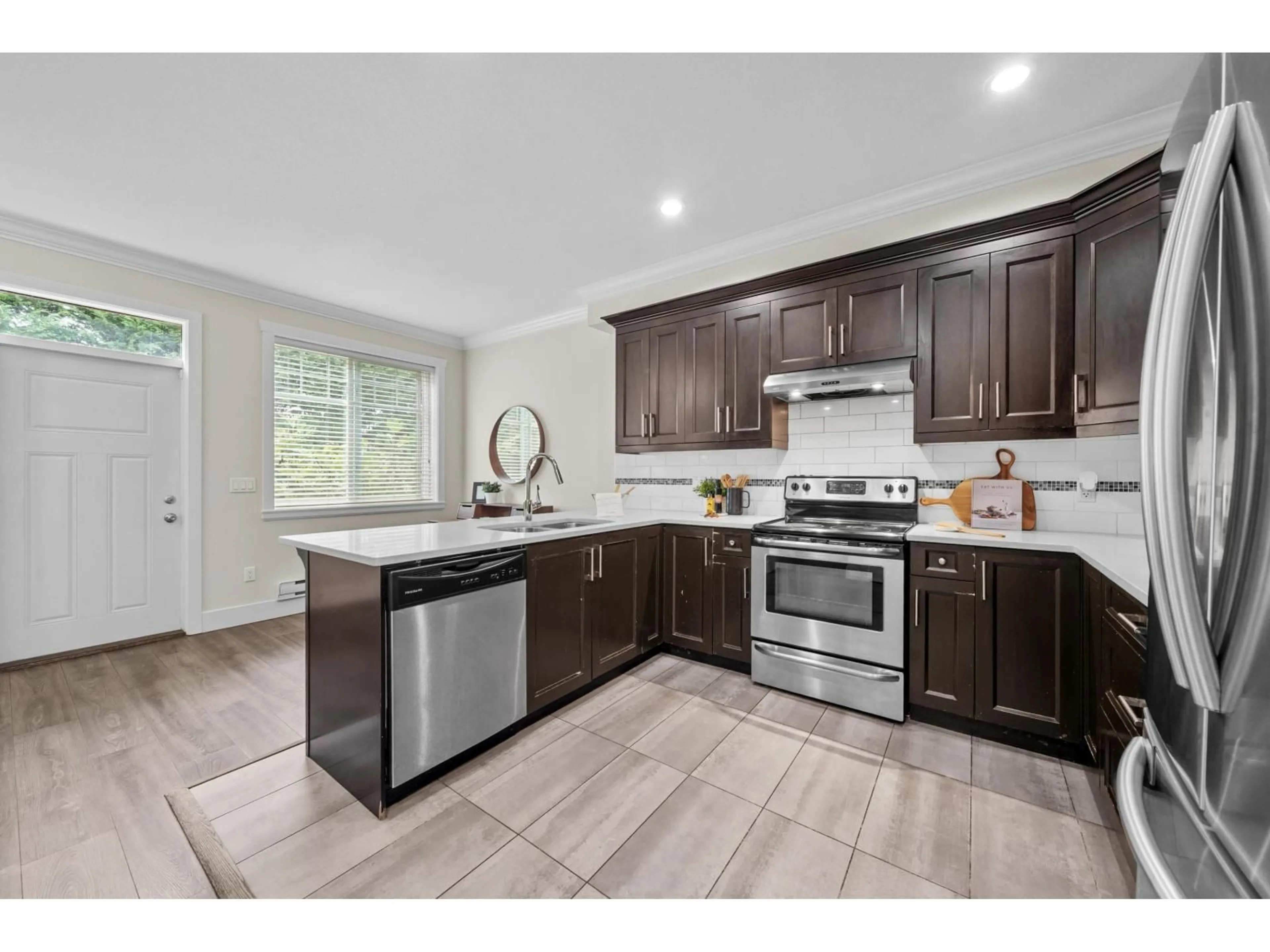 Open concept kitchen, ceramic/tile floor for 123 15399 GUILDFORD, Surrey British Columbia V3R7C6