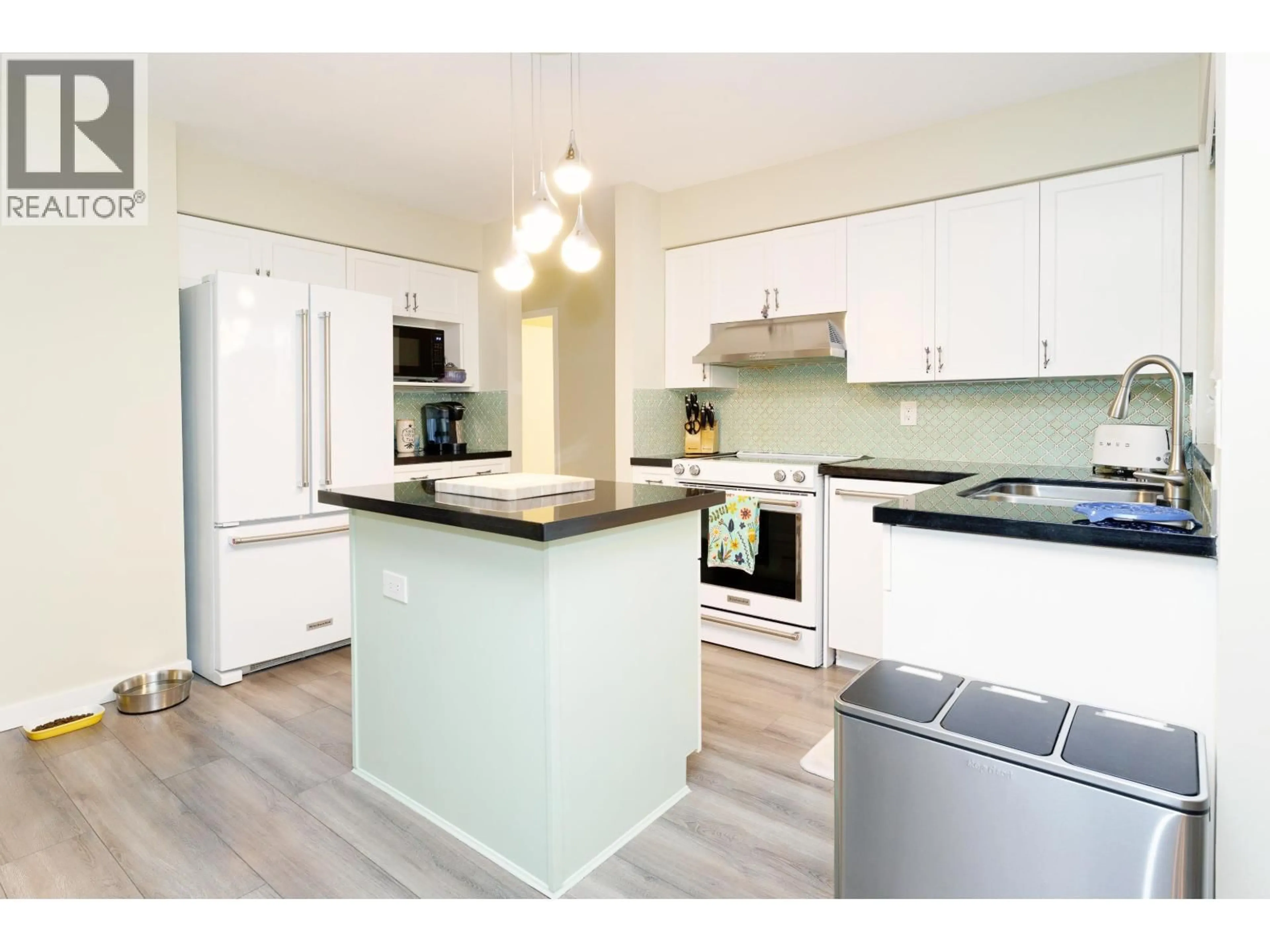 Open concept kitchen, wood/laminate floor for 215 - 22515 116 AVENUE, Maple Ridge British Columbia V2X9V1
