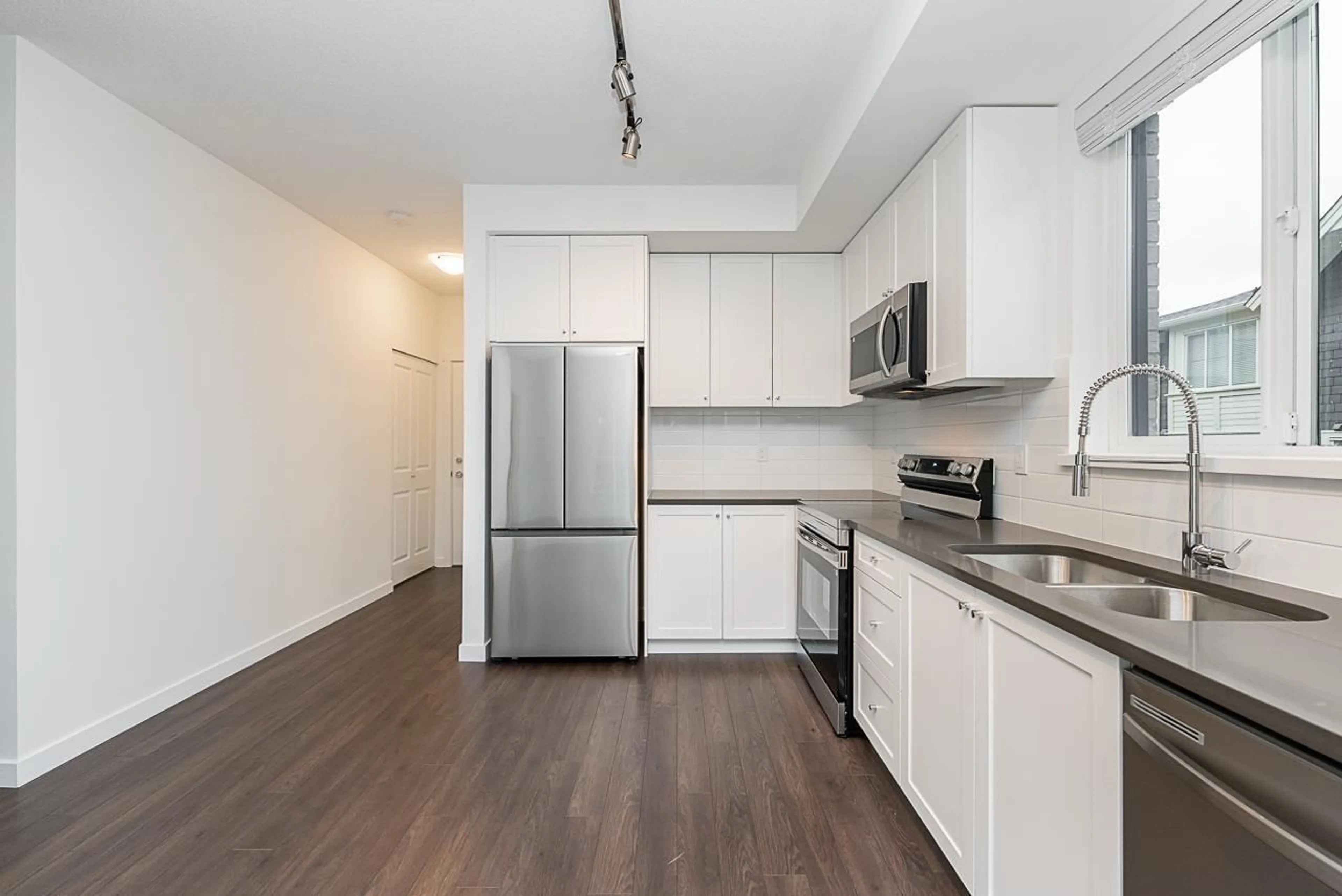 Standard kitchen, unknown for 214 - 15738 85, Surrey British Columbia V4N6Y1