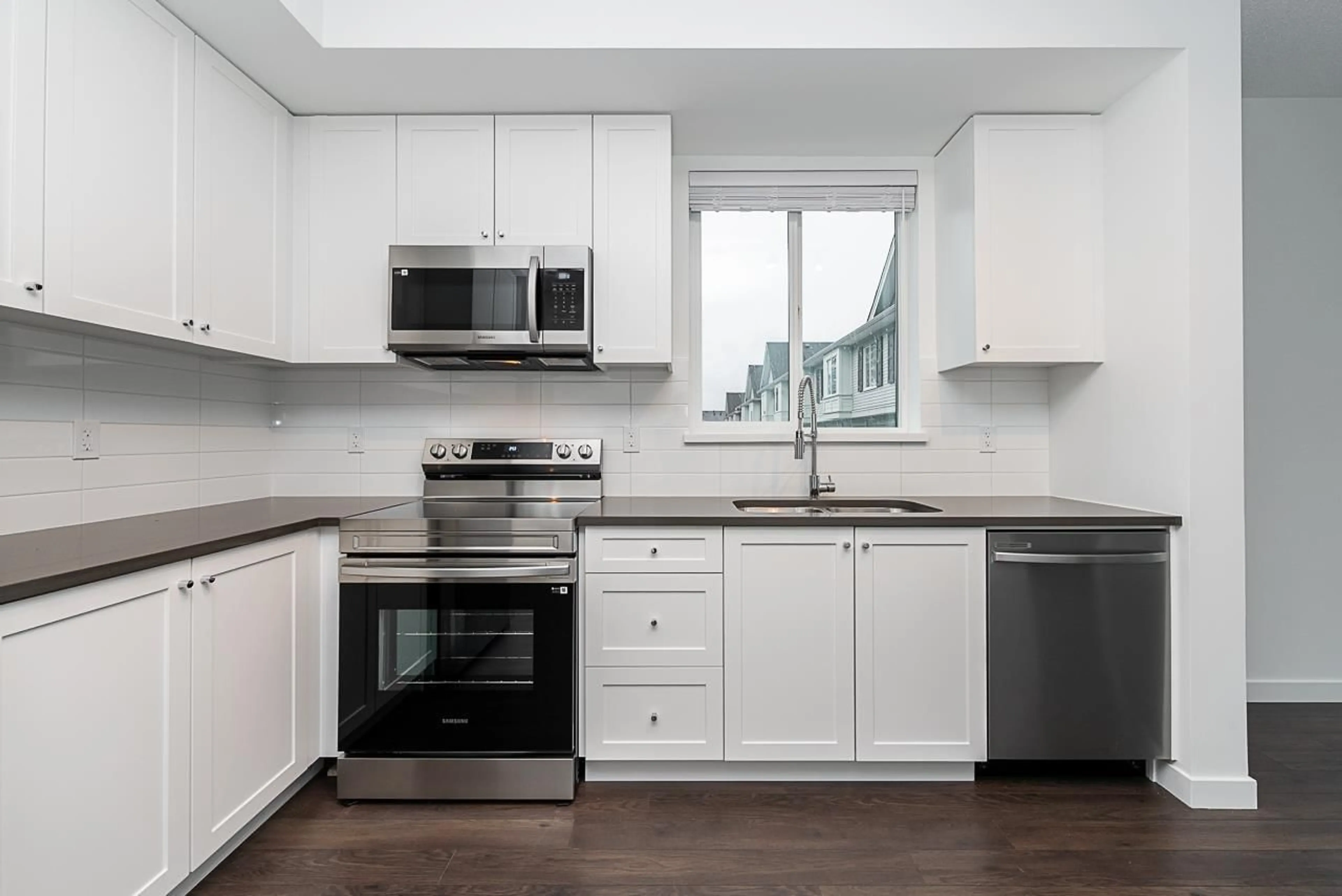 Standard kitchen, unknown for 214 - 15738 85, Surrey British Columbia V4N6Y1