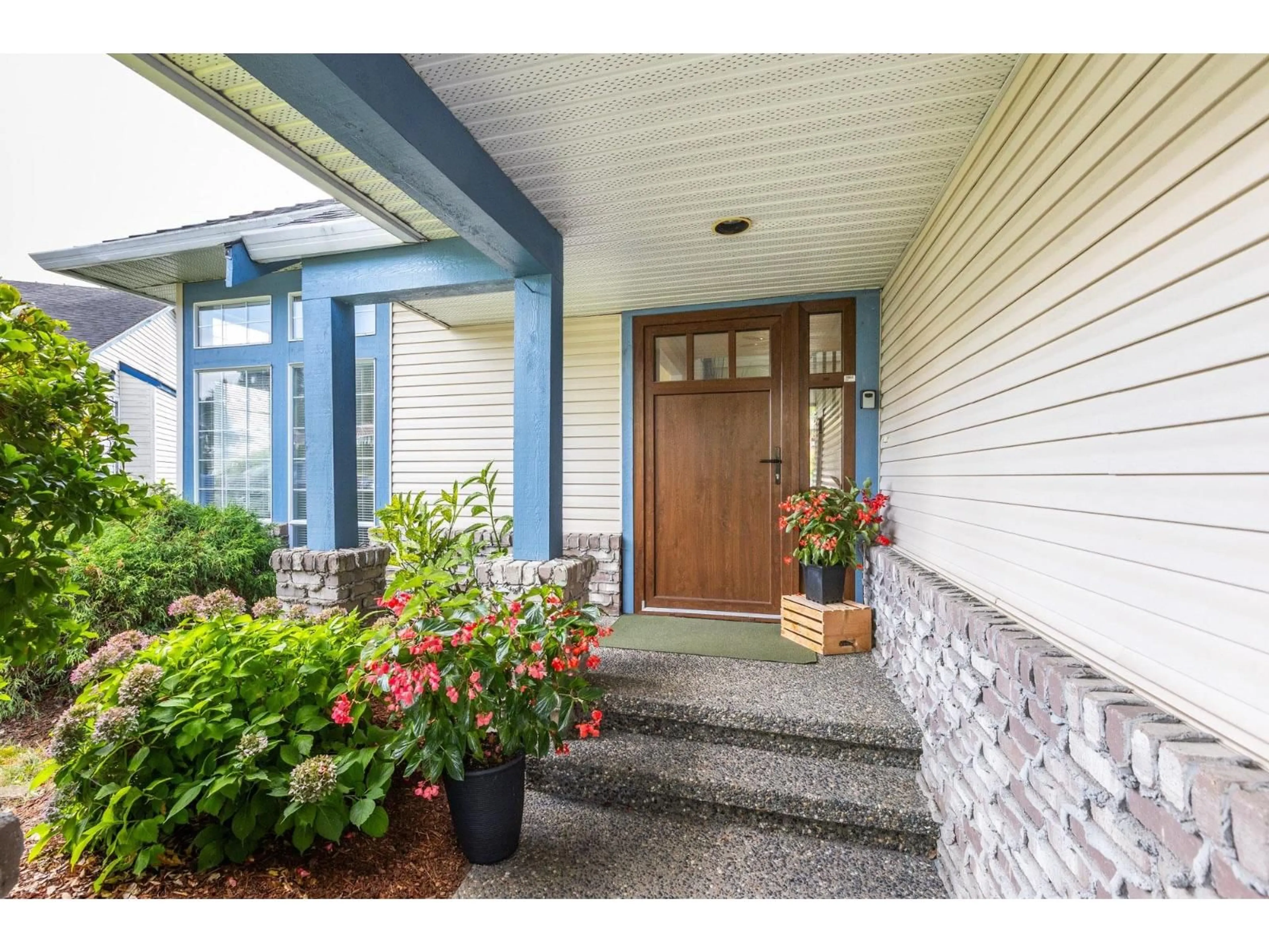 Indoor entryway for 30876 SANDPIPER, Abbotsford British Columbia V2T5L6