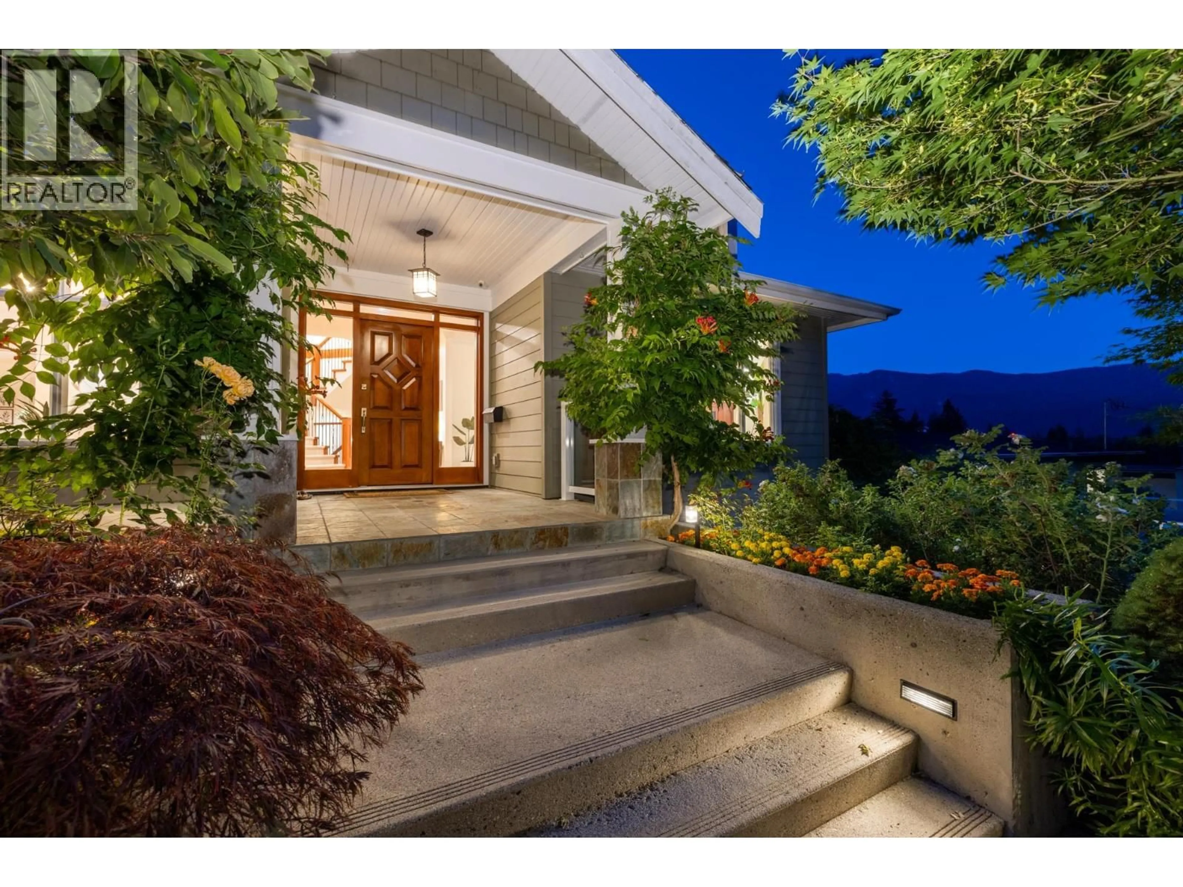 Indoor entryway for 1122 KILMER ROAD, North Vancouver British Columbia V7K1R1