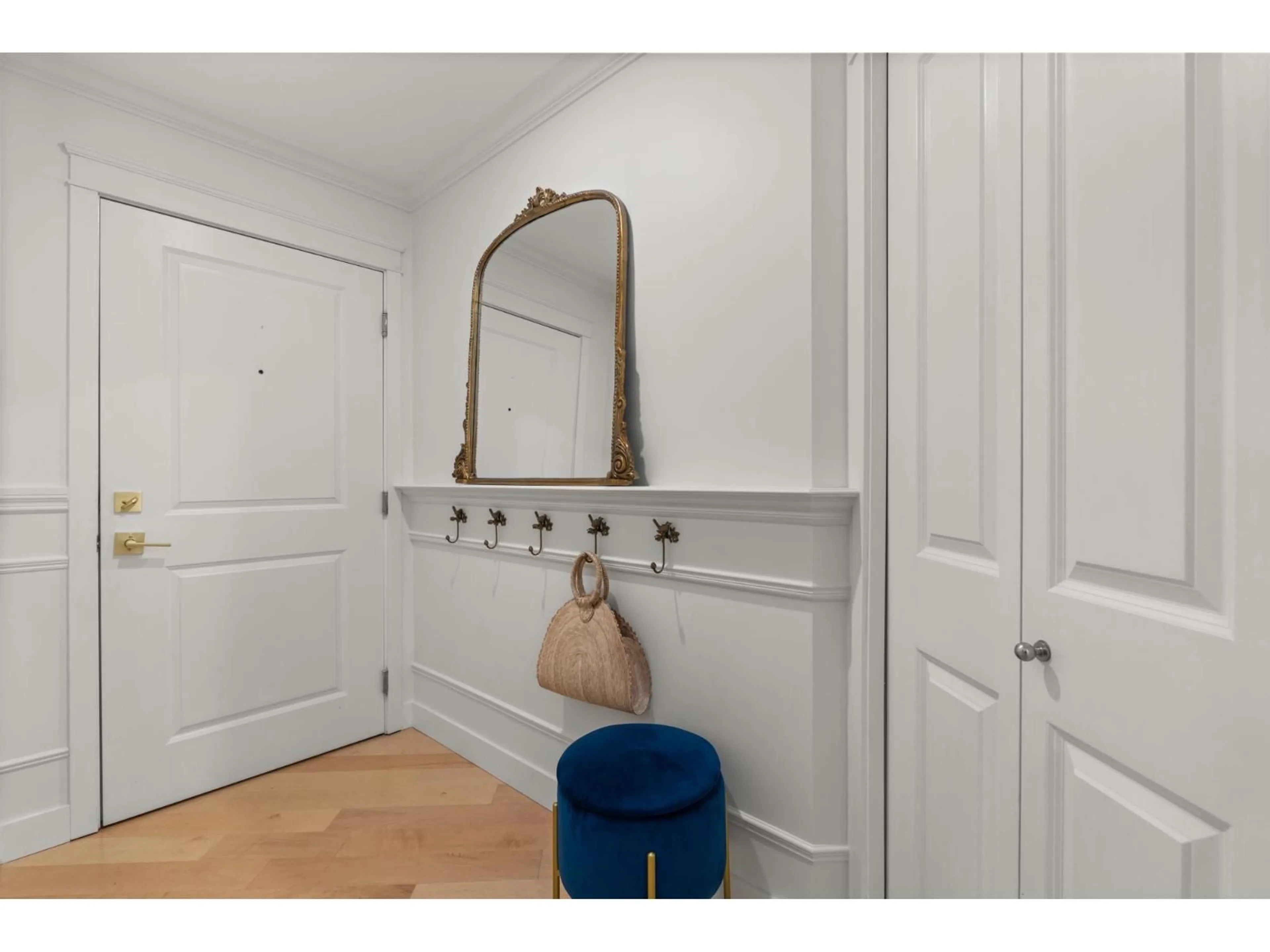 Indoor entryway for 203 - 15621 MARINE, White Rock British Columbia V4B1E1