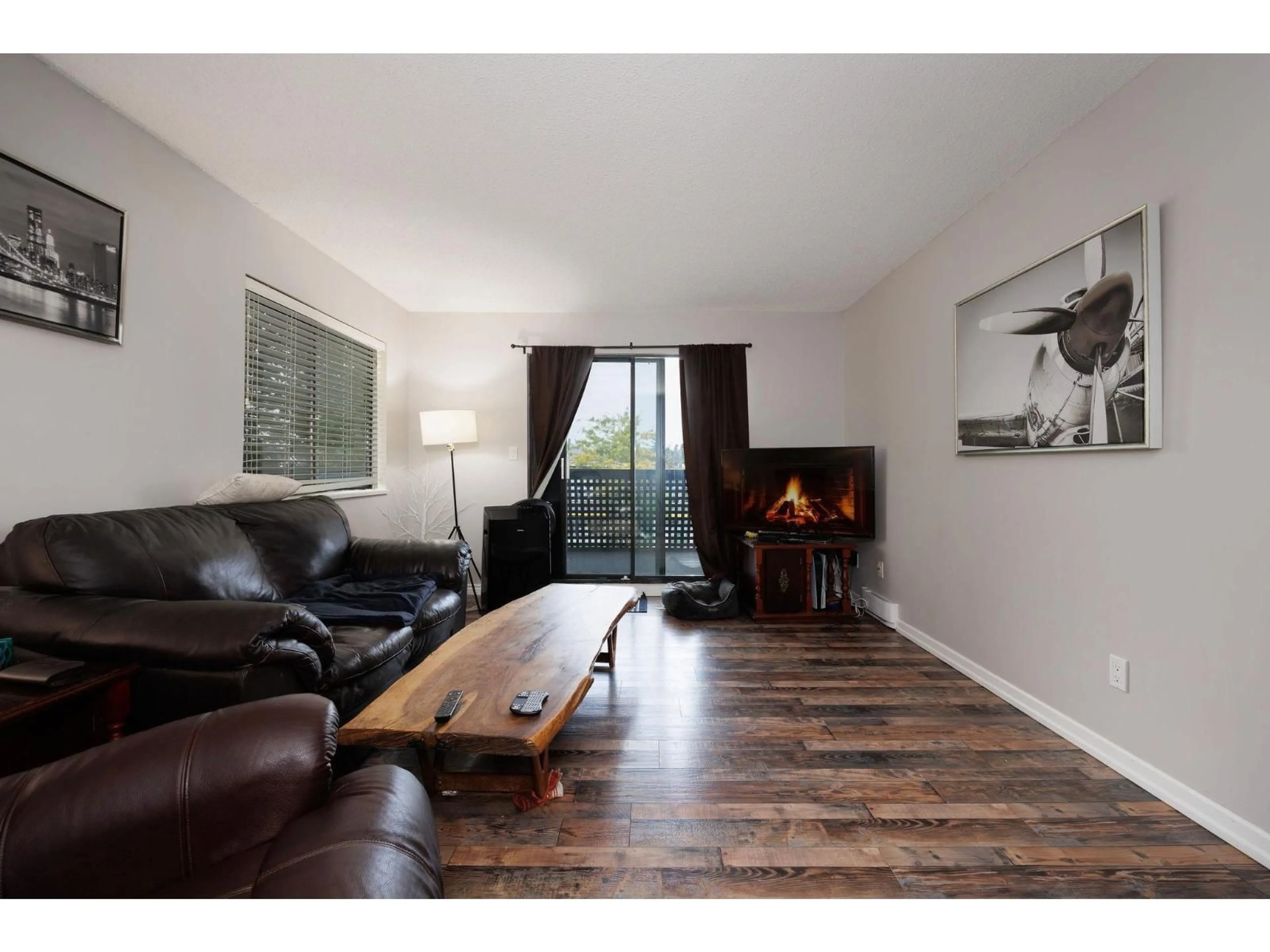 Living room with furniture, wood/laminate floor for 207 - 17661 58A, Surrey British Columbia V3S1N4