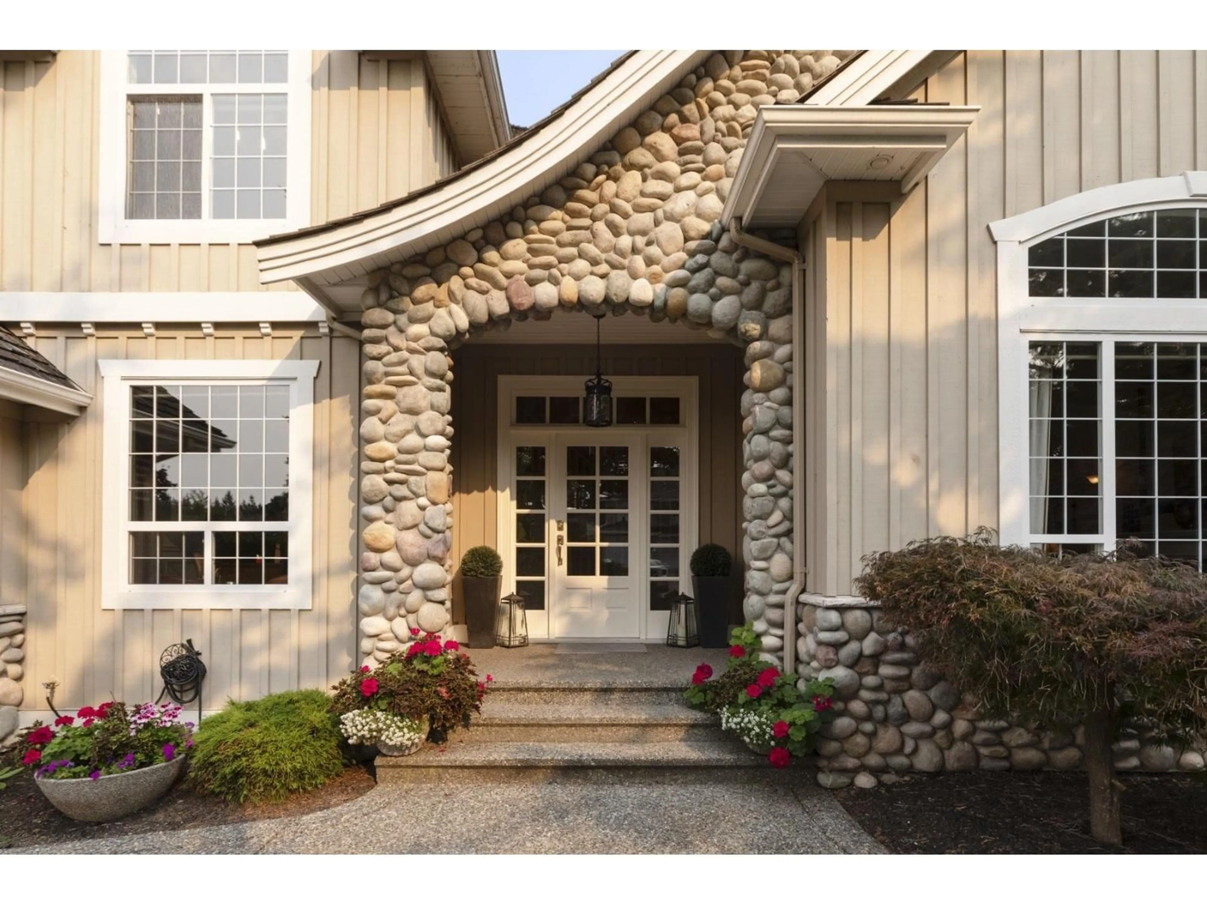 Indoor entryway for 2338 138A, Surrey British Columbia V4A9V8