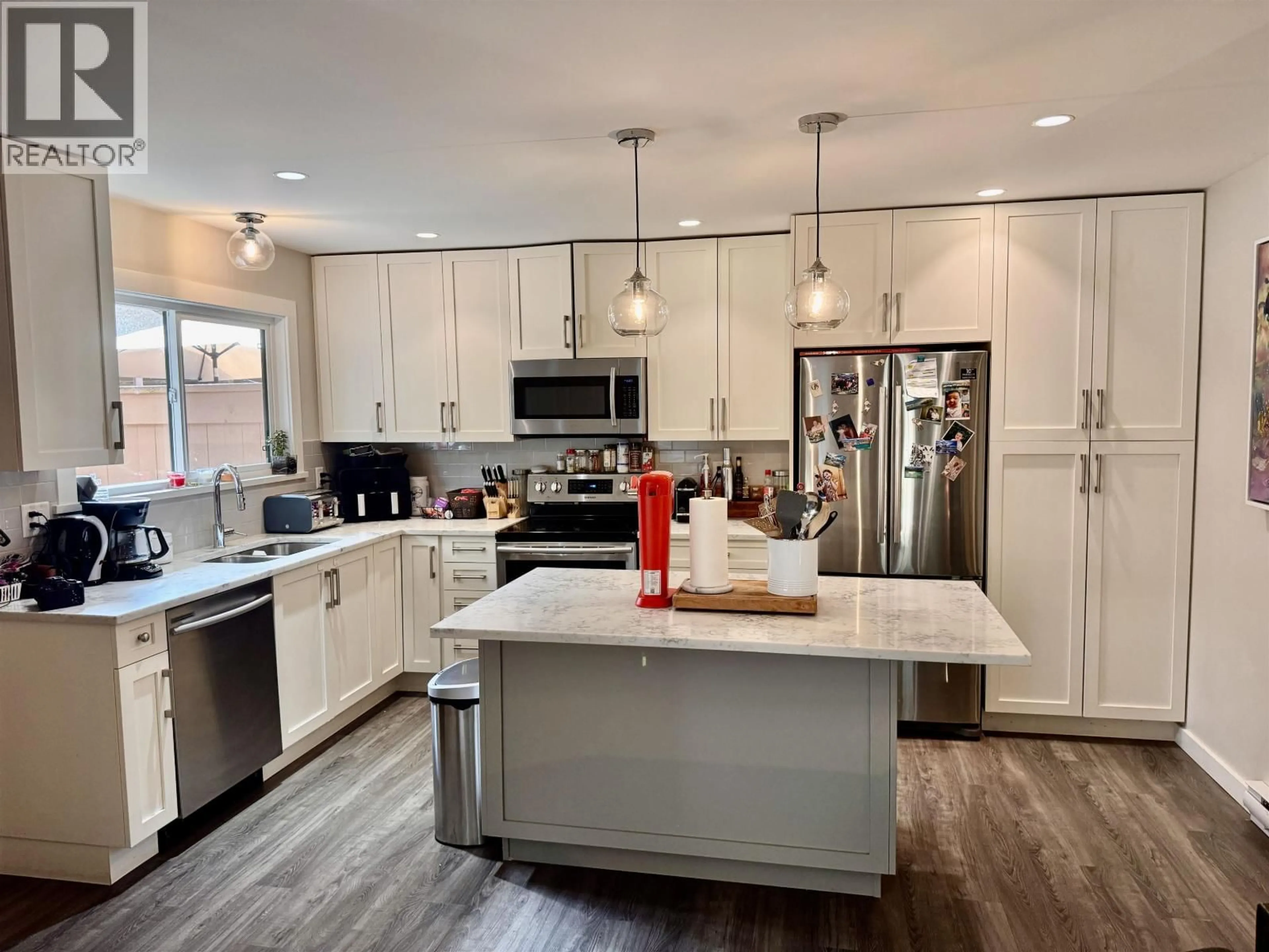 Open concept kitchen, unknown for 841 NORTH ROAD, Gibsons British Columbia V0N1V9