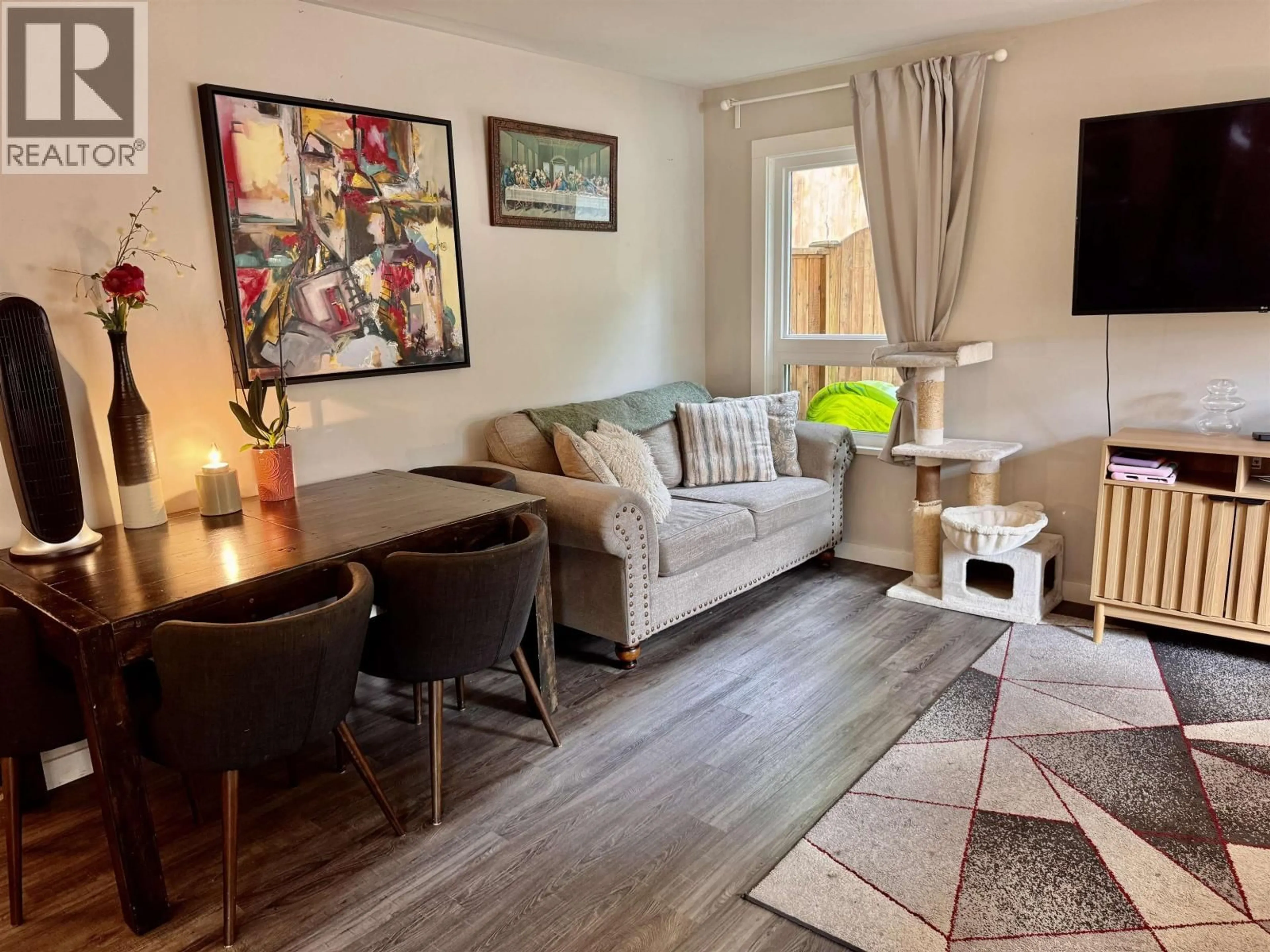 Living room with furniture, wood/laminate floor for 841 NORTH ROAD, Gibsons British Columbia V0N1V9