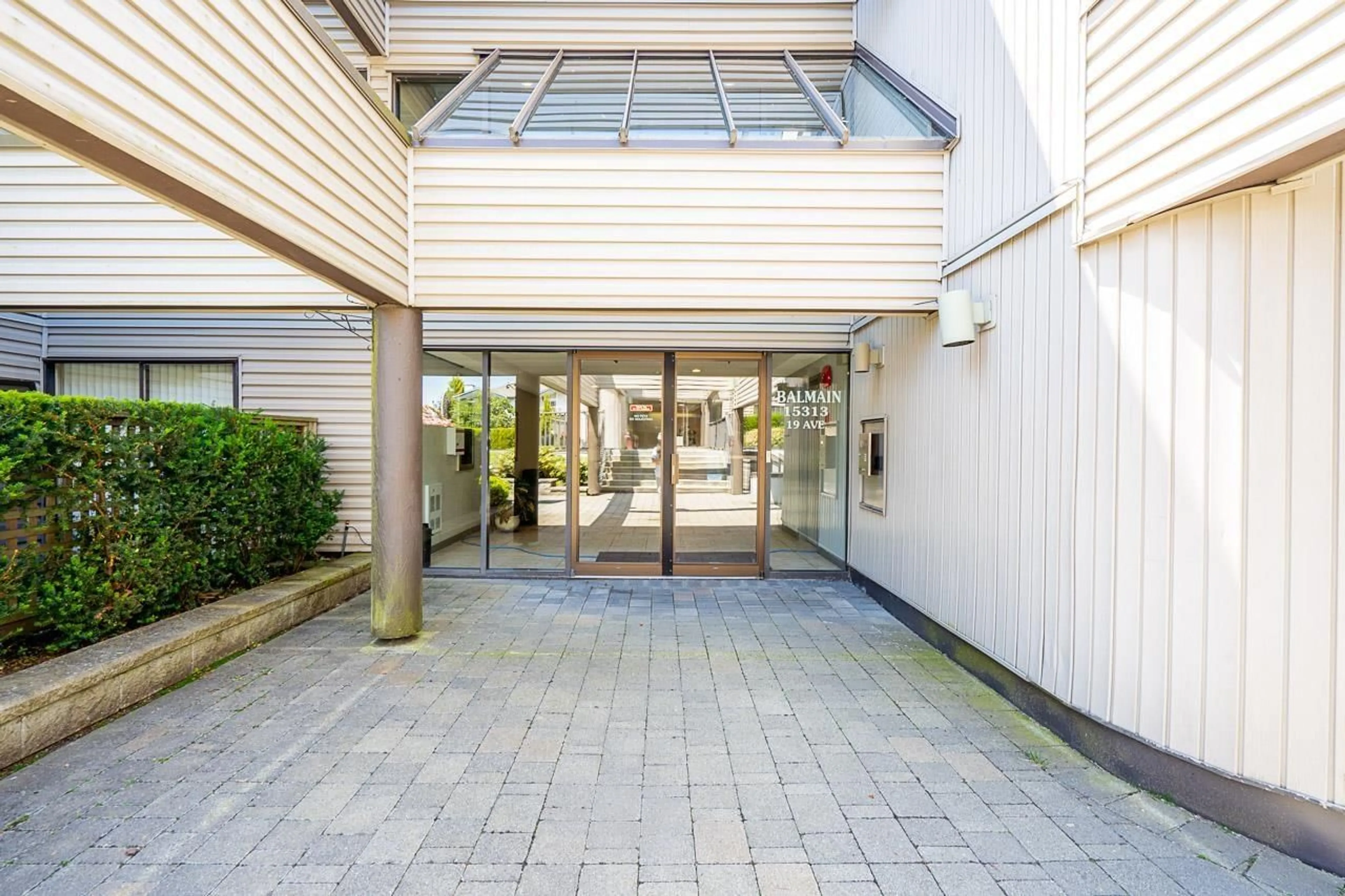 Indoor foyer for 305 - 15313 19, Surrey British Columbia V4A1X6