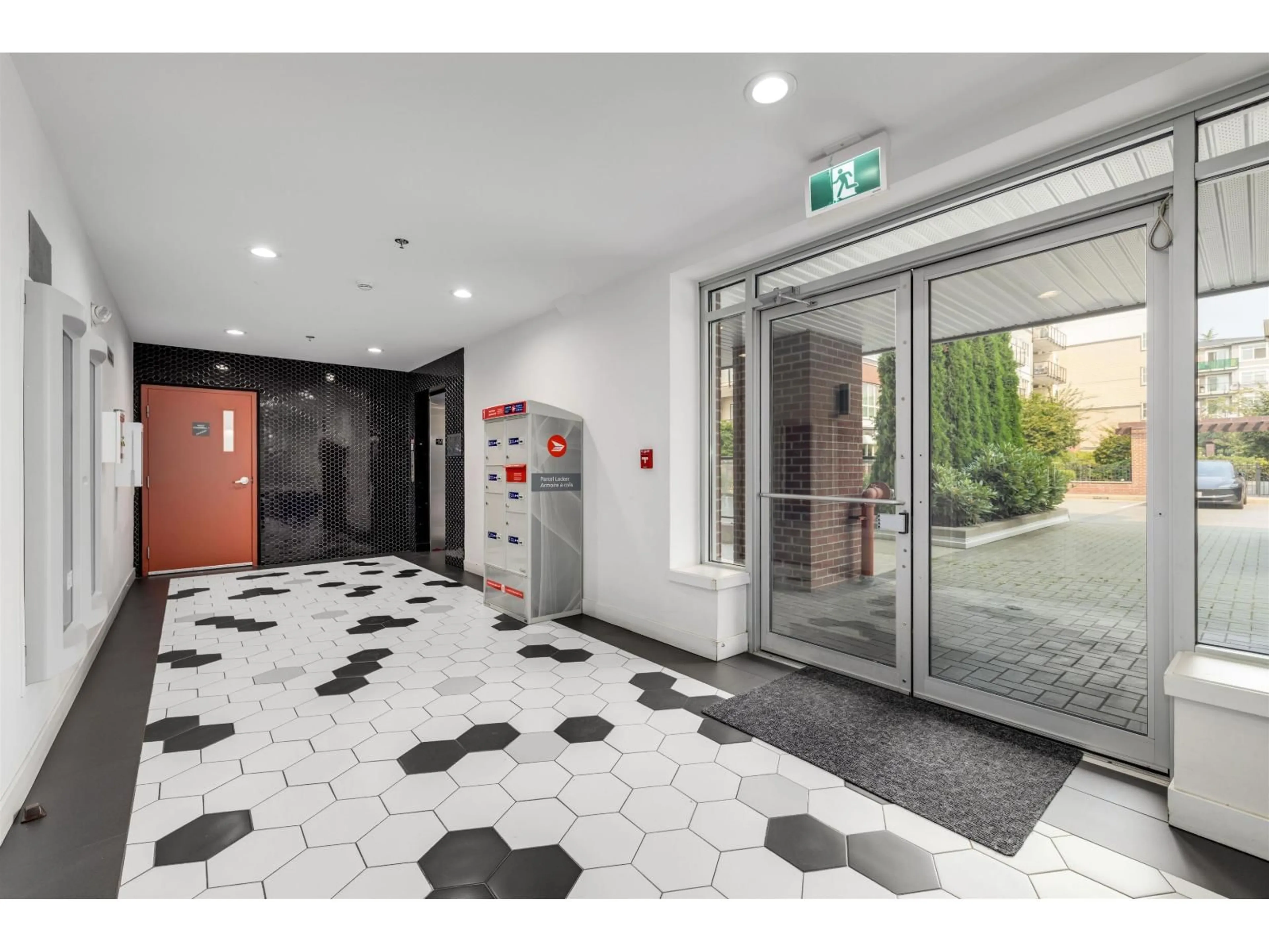 Indoor foyer for 303 - 19567 64TH, Surrey British Columbia V3S7H8
