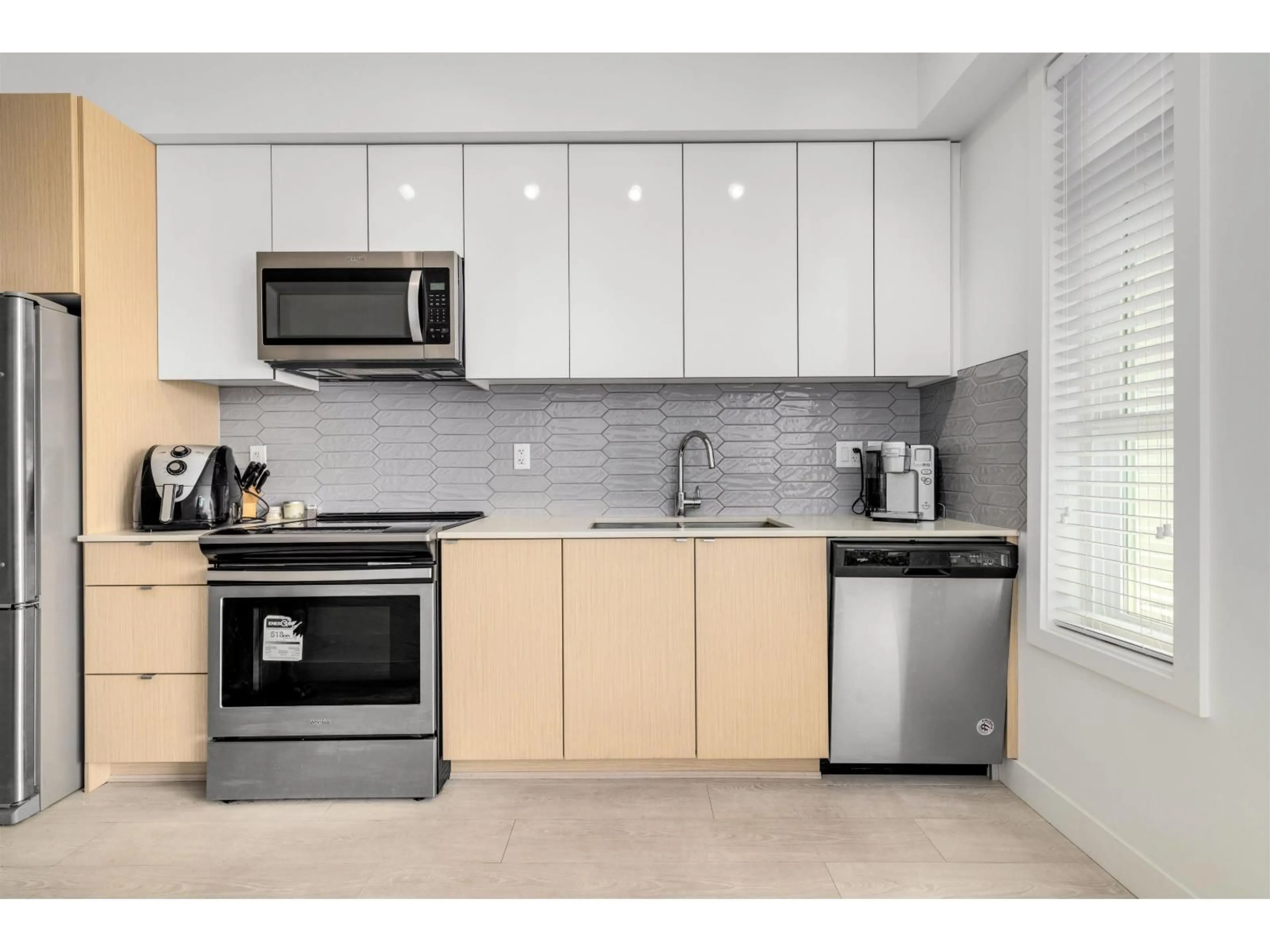 Standard kitchen, unknown for 303 - 19567 64TH, Surrey British Columbia V3S7H8