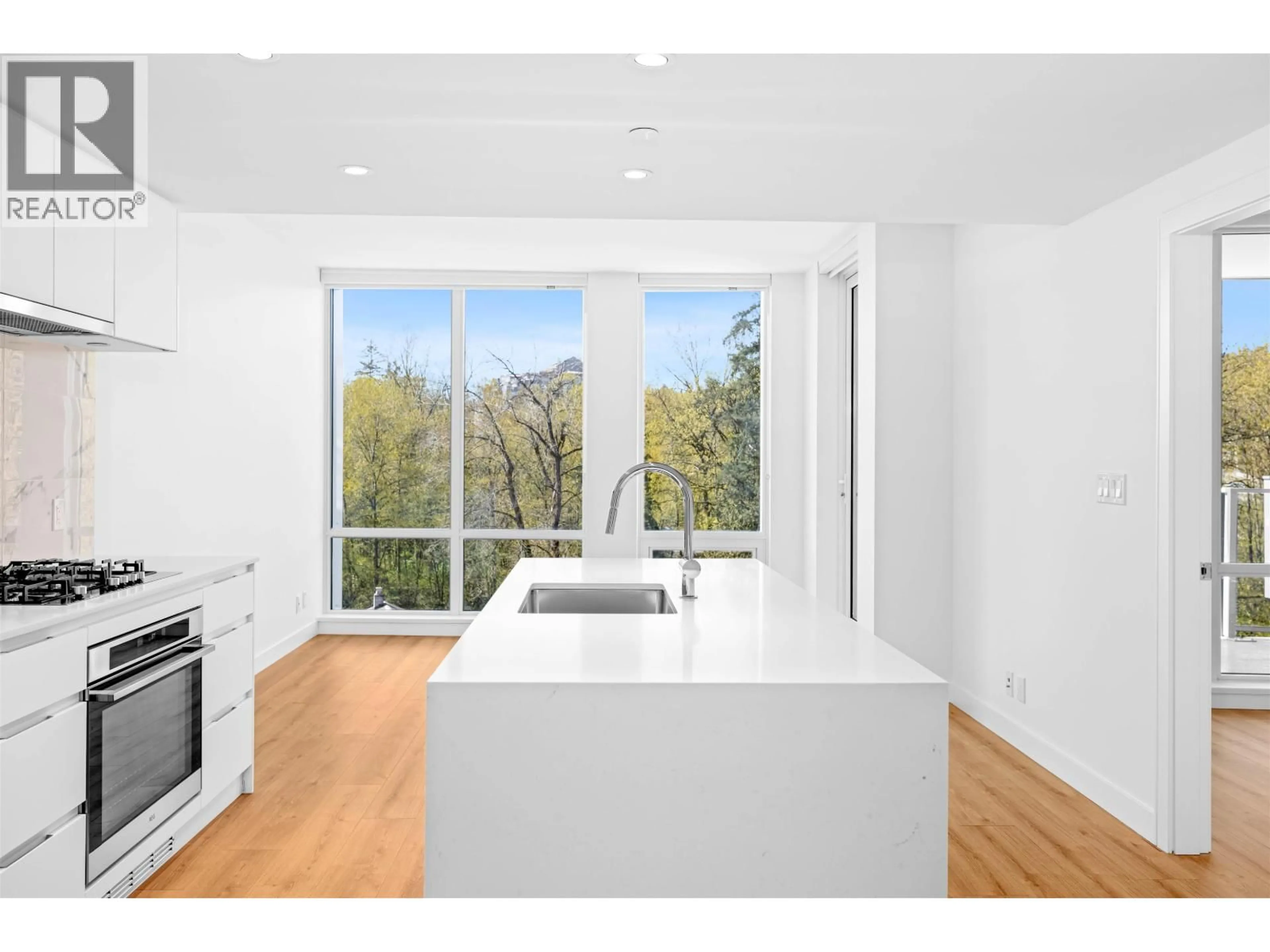 Open concept kitchen, wood/laminate floor for 618 - 1500 FERN STREET, North Vancouver British Columbia V7J0E6