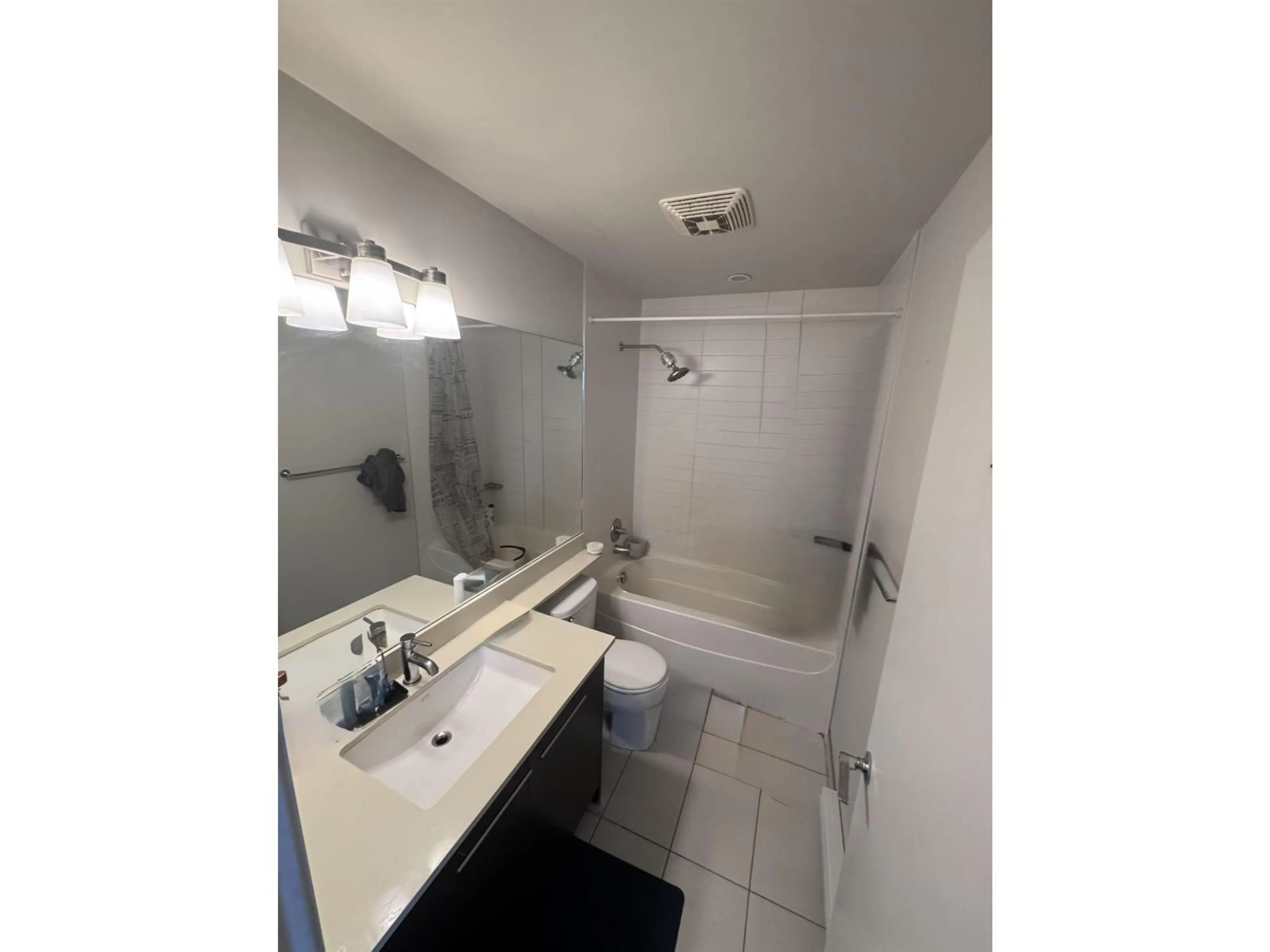 Standard bathroom, unknown for 1604 - 13399 104TH, Surrey British Columbia V3T0C9