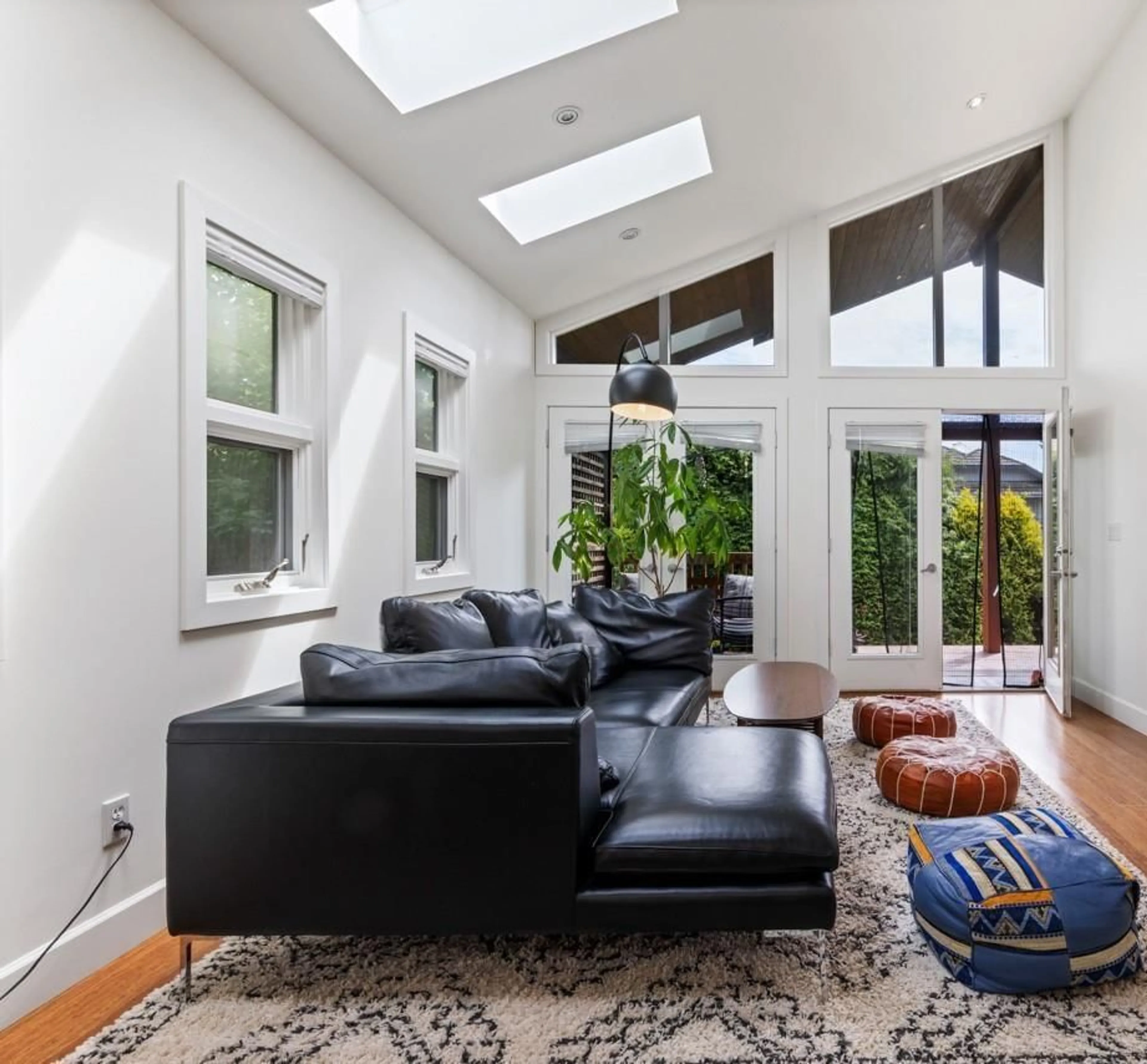 Living room with furniture, unknown for 13044 14, Surrey British Columbia V4A1G3