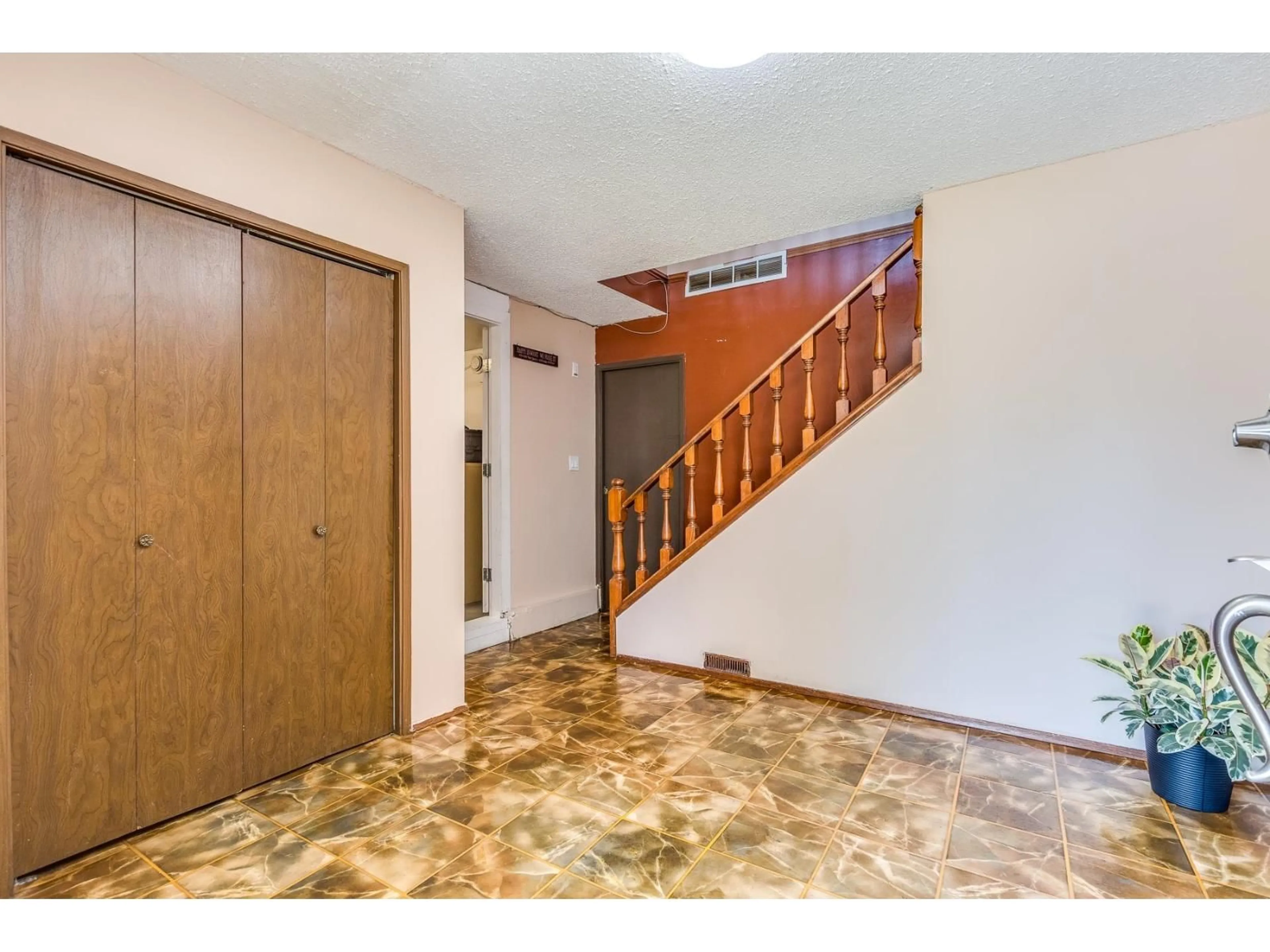 Indoor entryway for 8563 145, Surrey British Columbia V3S5T9